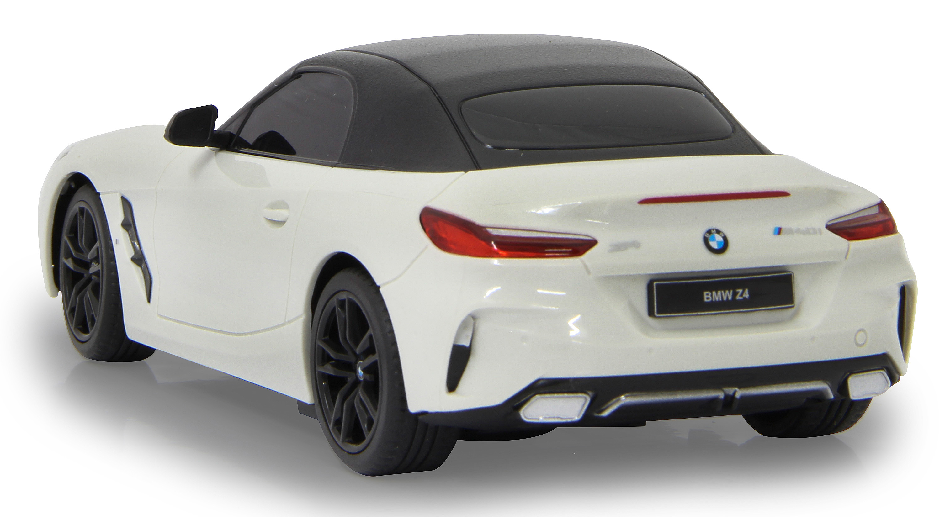 Weißes BMW Z4 Cabrio mit schwarzem Dach und schwarzen Rädern, auf weißem Hintergrund.