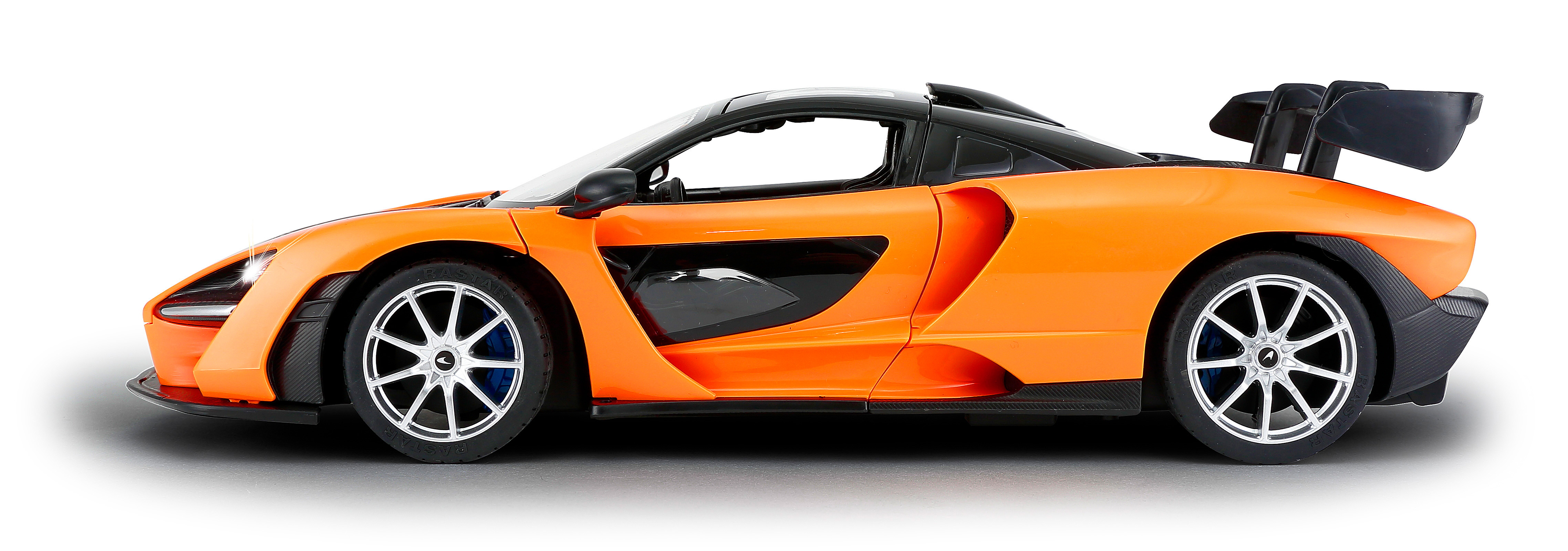 Oranges McLaren Senna Modellauto. Schwarzes Dach, Heckflügel und blaue Räder. Seitenansicht.