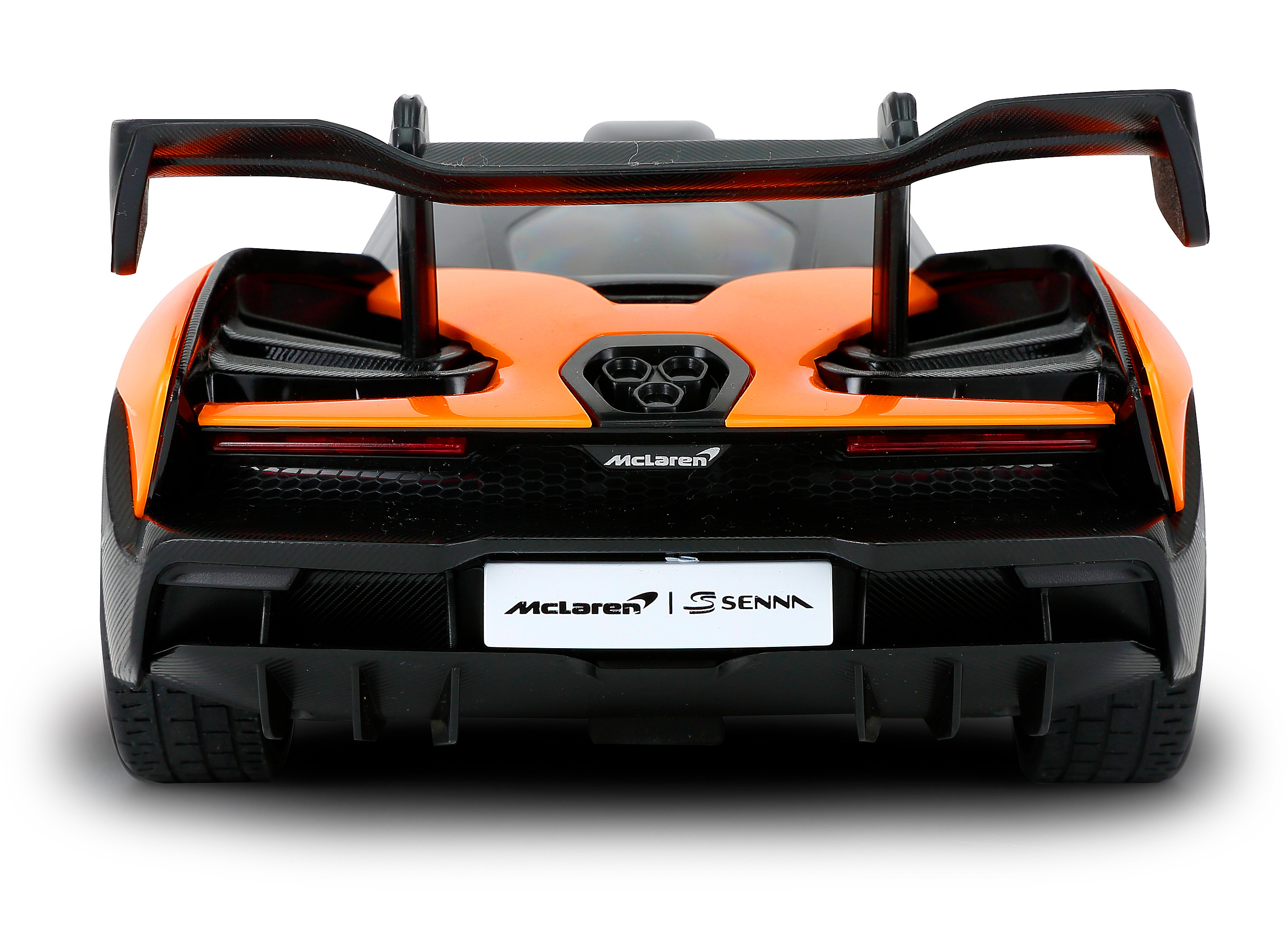 Rückansicht eines orangenen McLaren Senna Modellautos. Schwarze Akzente und Spoiler. McLaren- und Senna-Logos.