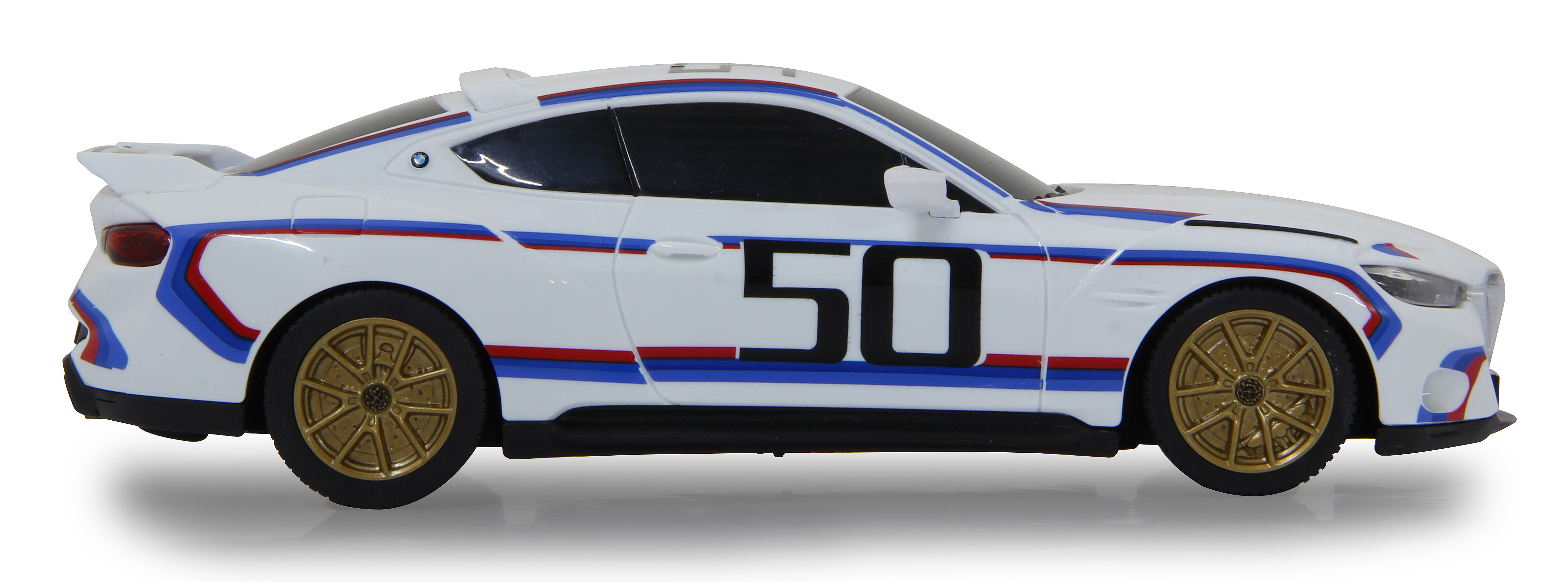Ein weißes BMW 3.0 CSL-Spielzeugauto mit blauen und roten Streifen und der Nummer 50. Goldene Räder sind sichtbar.