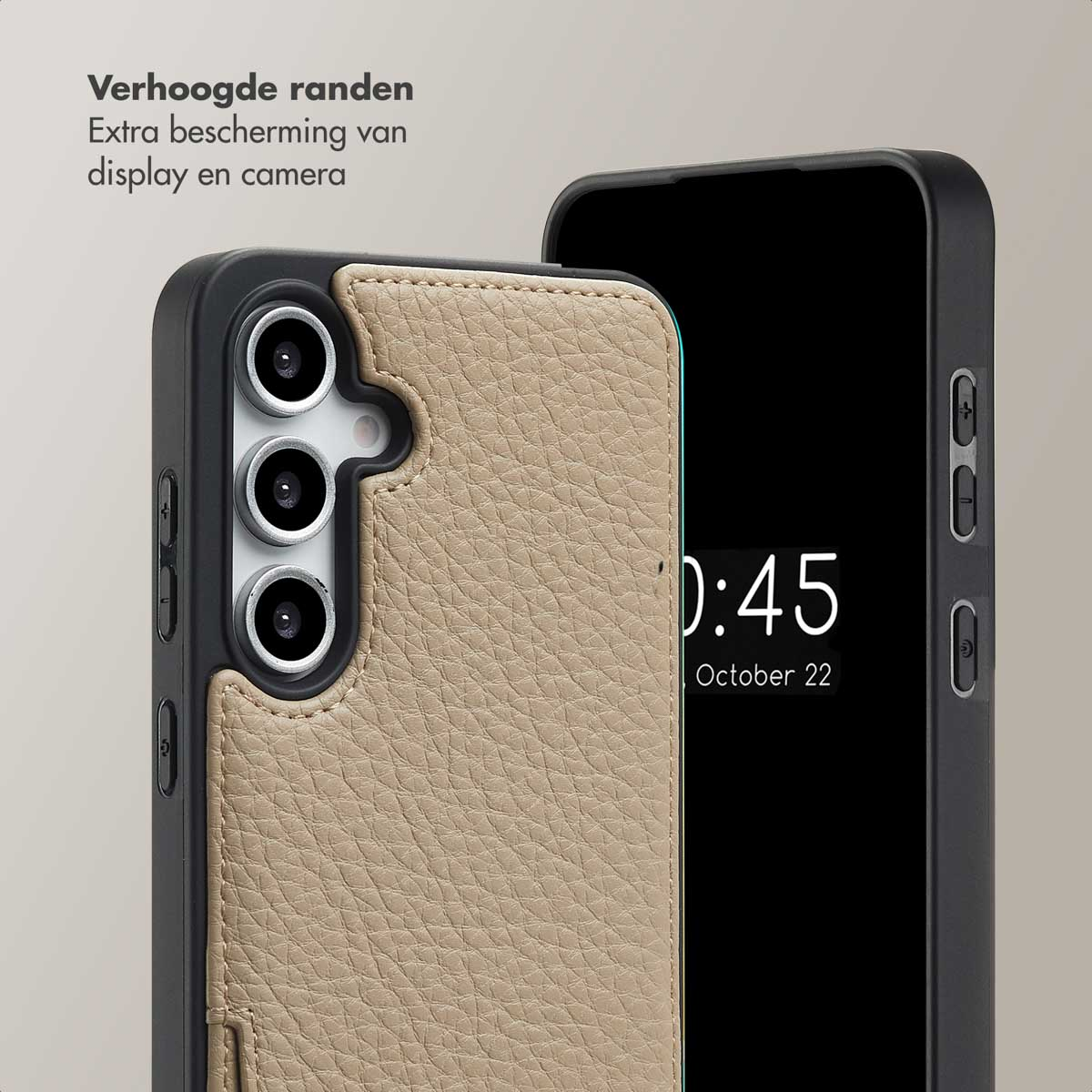 Beige telefoonhoesje met de telefoon erin. Tekst op het scherm luidt: "0:45 22 oktober".