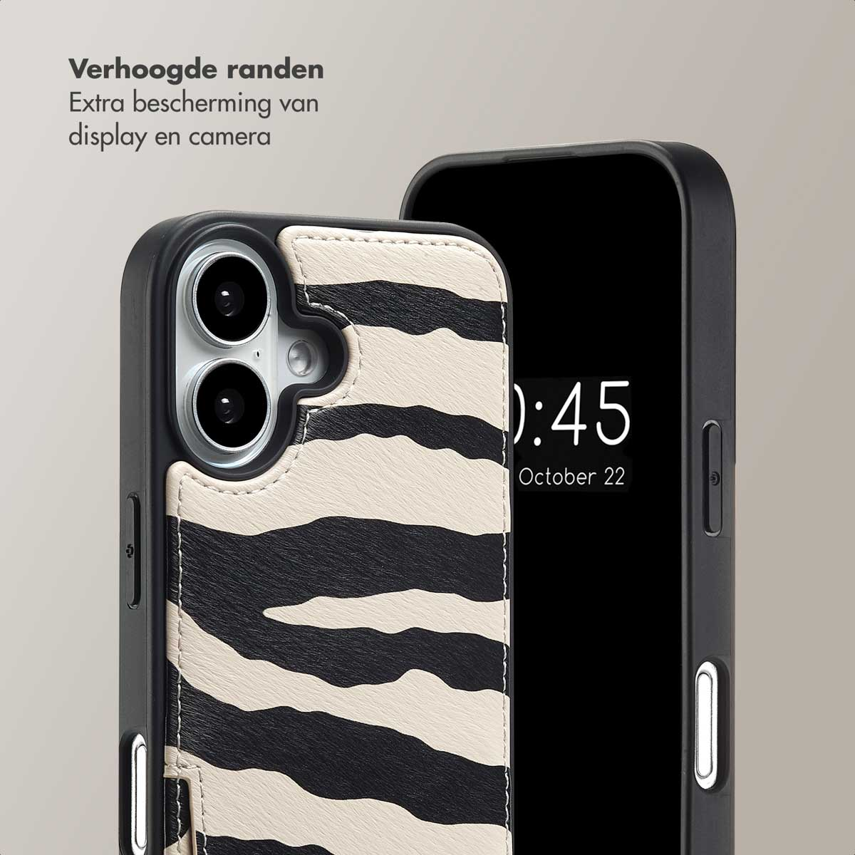 Telefoonhoesje met zebrapatroon, zwart en wit. De telefoon zit erin. De hoes heeft een kaartsleuf.