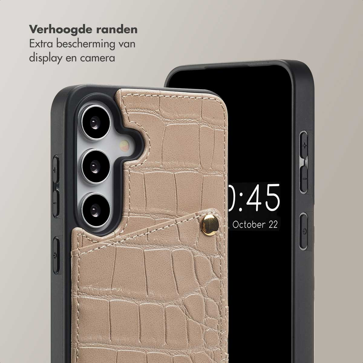 Beige telefoonhoes met krokodillenpatroon met een telefoon die de tijd toont. Zwarte hoes met camera.