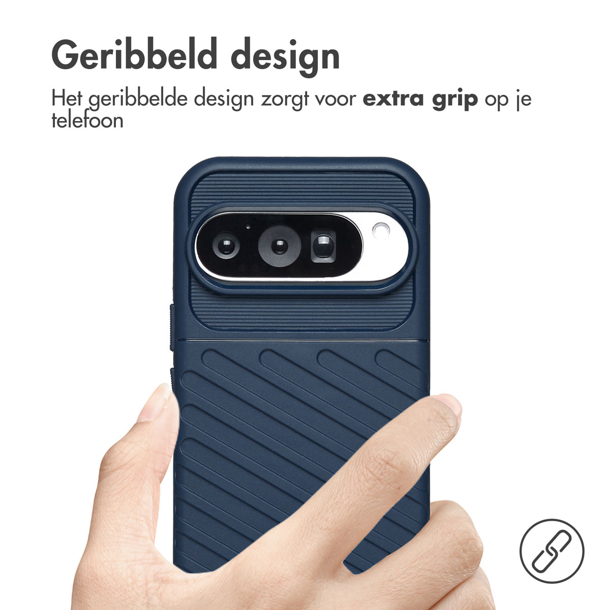Une main tenant une coque bleue avec un design côtelé, avec un module caméra.