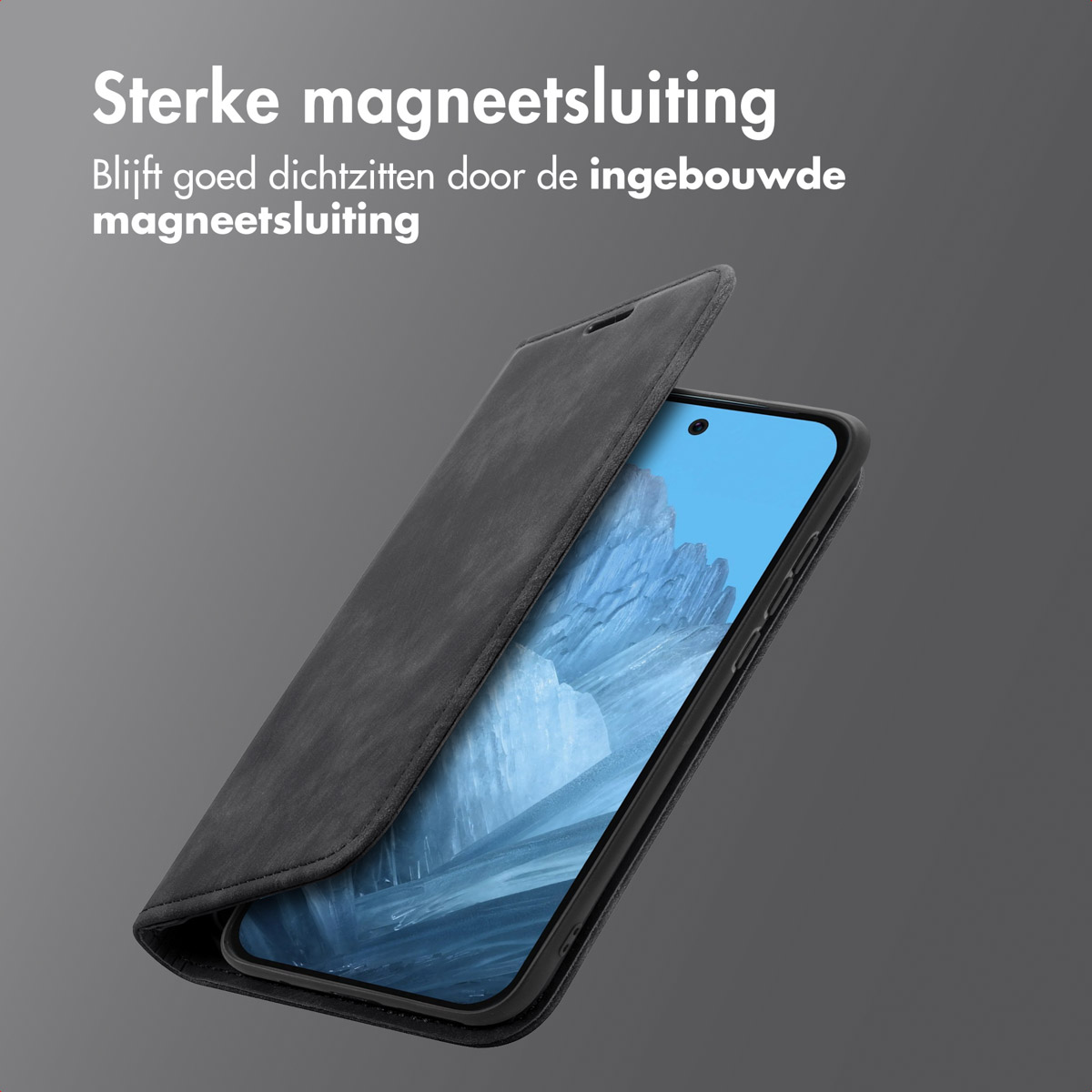 Een zwarte telefoonhoes met magnetische sluiting is open en toont een telefoonscherm met kleurrijk display.
