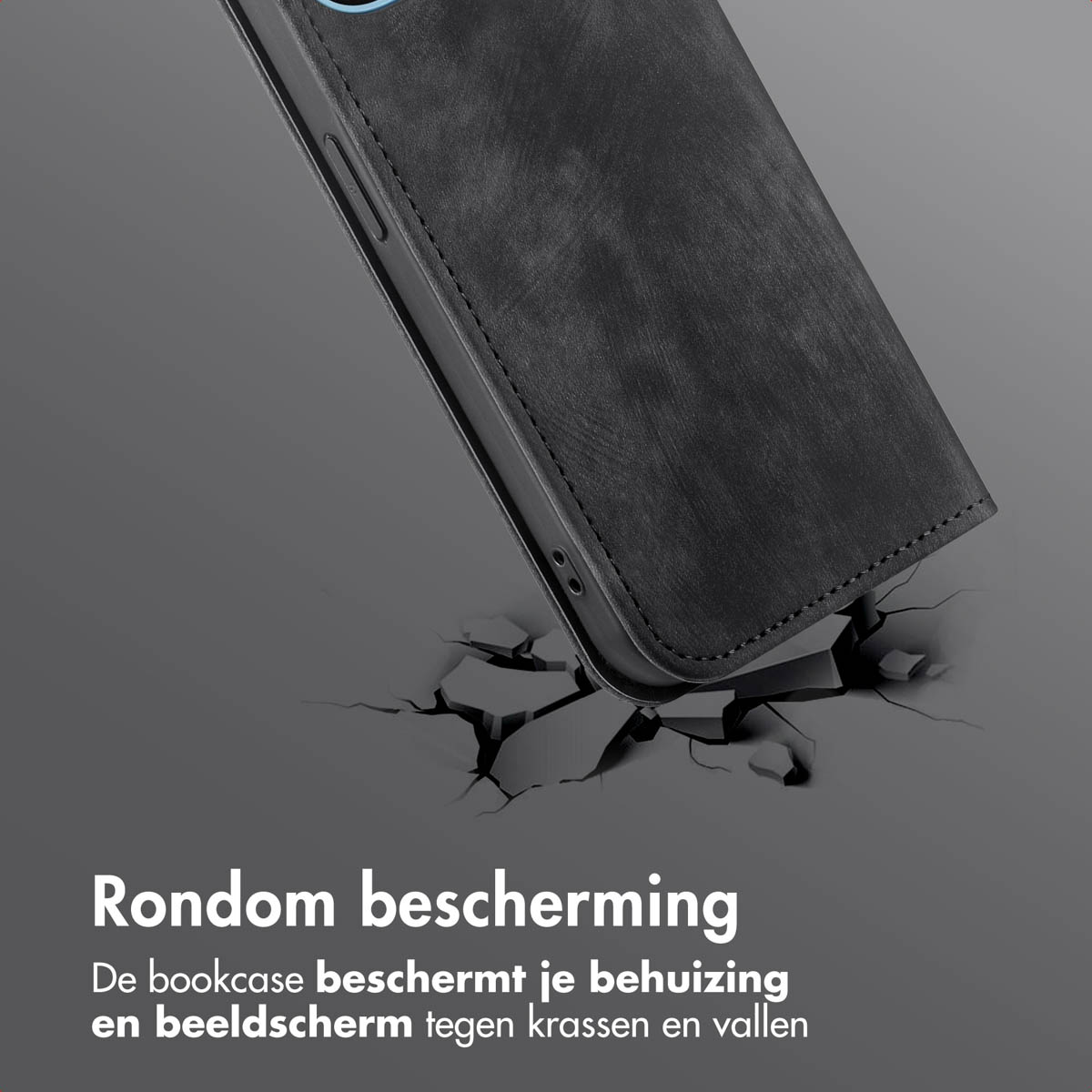 Een zwarte telefoonhoes is open en toont een telefoonscherm. De hoes ligt op een grijs oppervlak met scheuren.