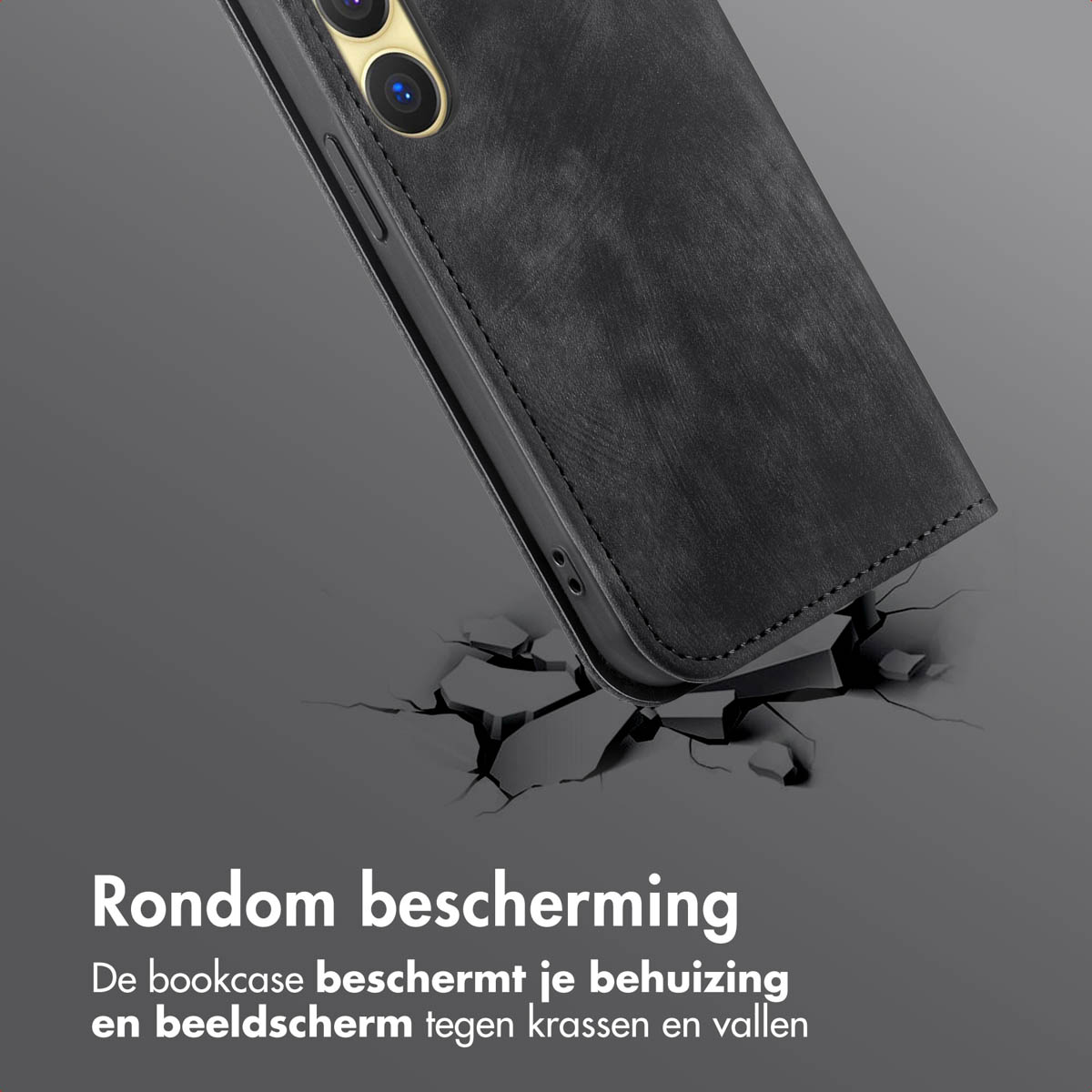 Een zwarte telefoonhoes is open en toont een telefoonscherm. De hoes ligt op een grijs oppervlak met scheuren.