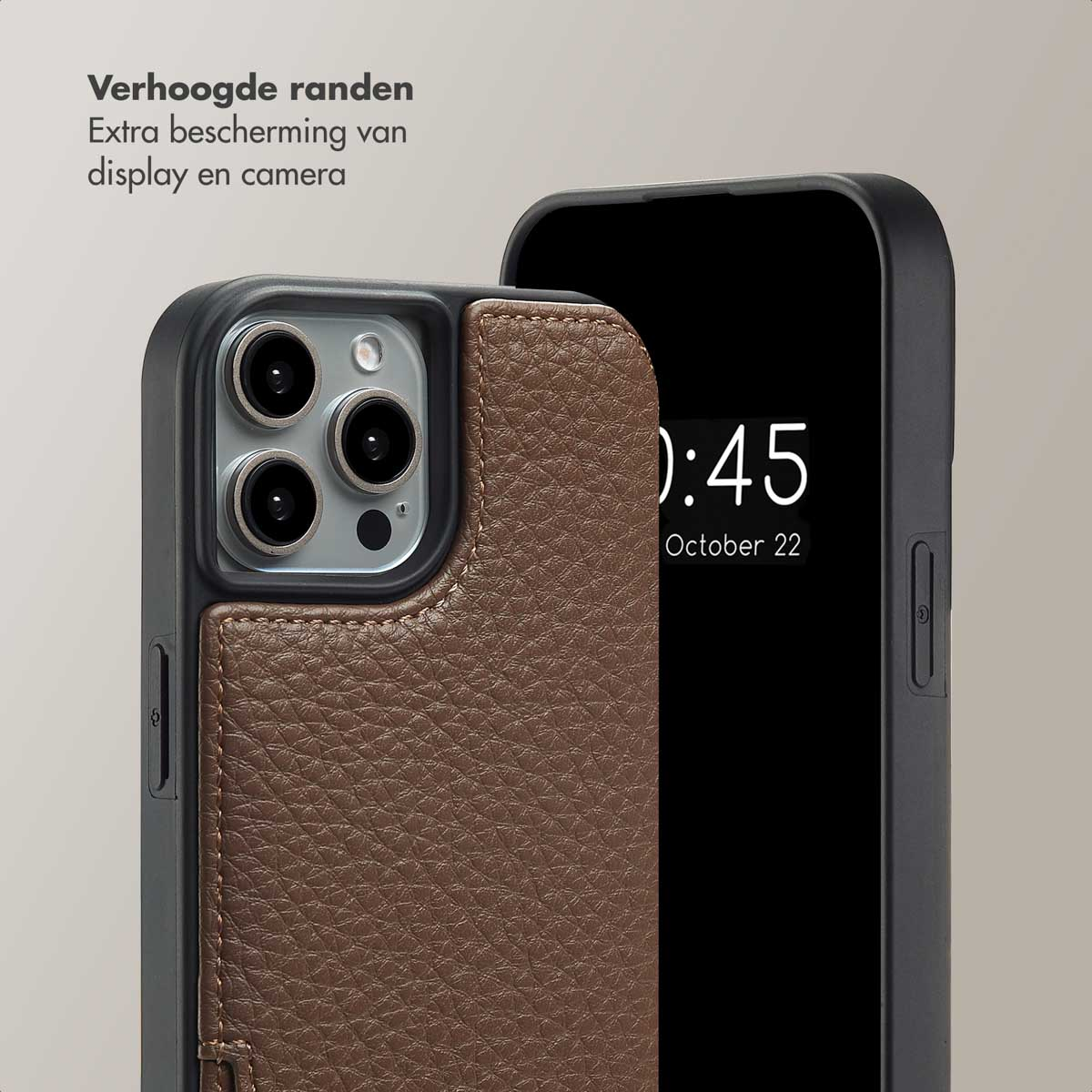 Un étui en cuir marron est présenté. Un deuxième téléphone est visible. L'étui a une petite poche.