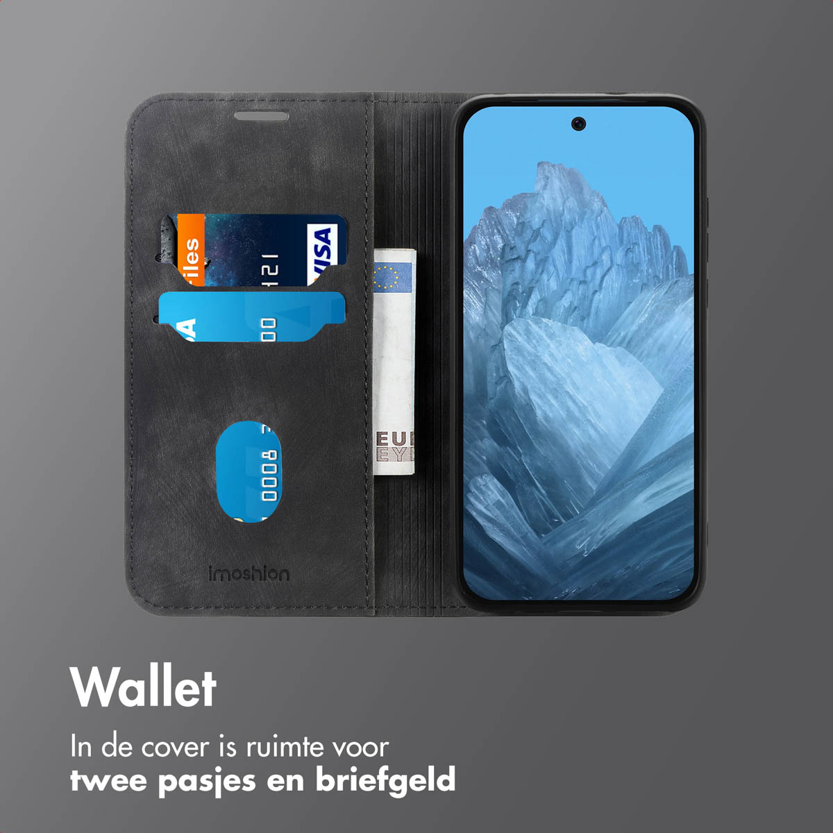 Portemonneehoes open, telefoon rechts, kaarten en geld binnen. Grijze achtergrond.