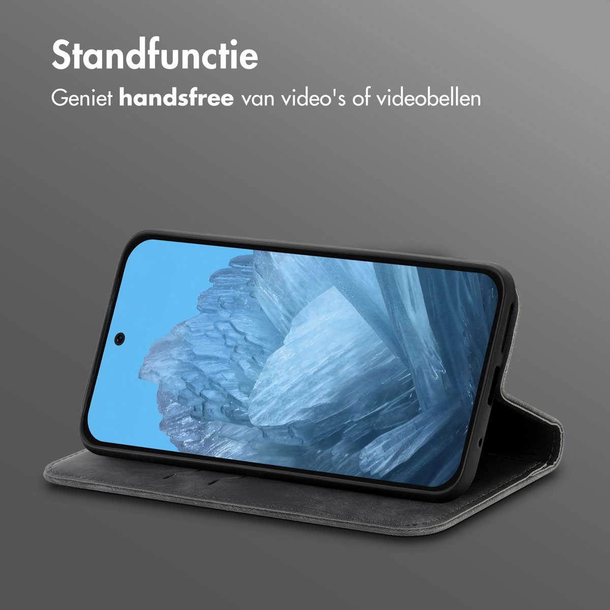 Telefoon in grijze portemonneehoes, schuin geopend om scherm te tonen. Grijze achtergrond.