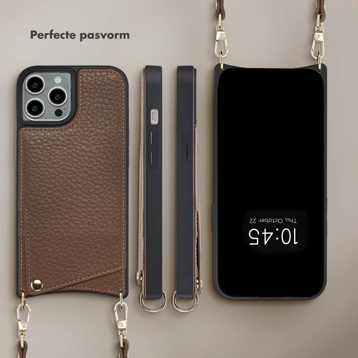Coque de téléphone en cuir marron avec lanière, téléphone à droite avec affichage de l'heure. Fond neutre.