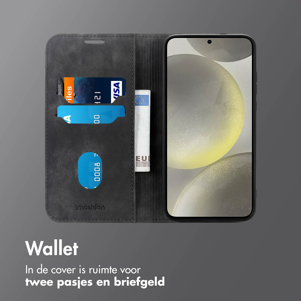 Portemonneehoes open, telefoon rechts, kaarten en geld binnen. Grijze achtergrond.