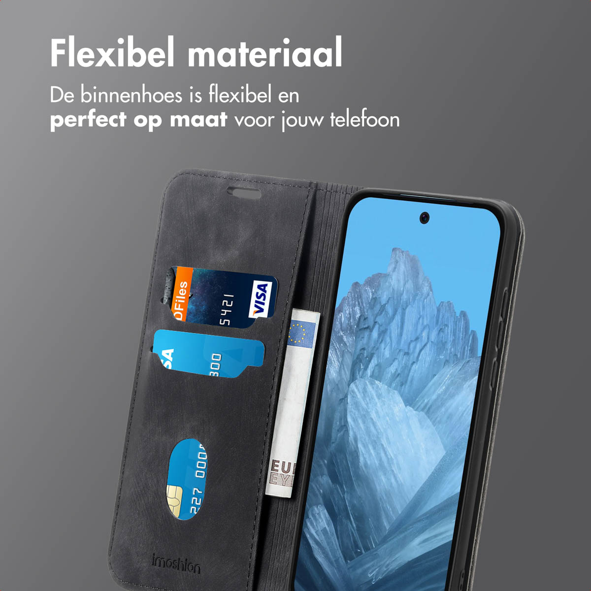 Portemonneehoes open, telefoon rechts, kaarten en geld binnen. Grijze achtergrond.