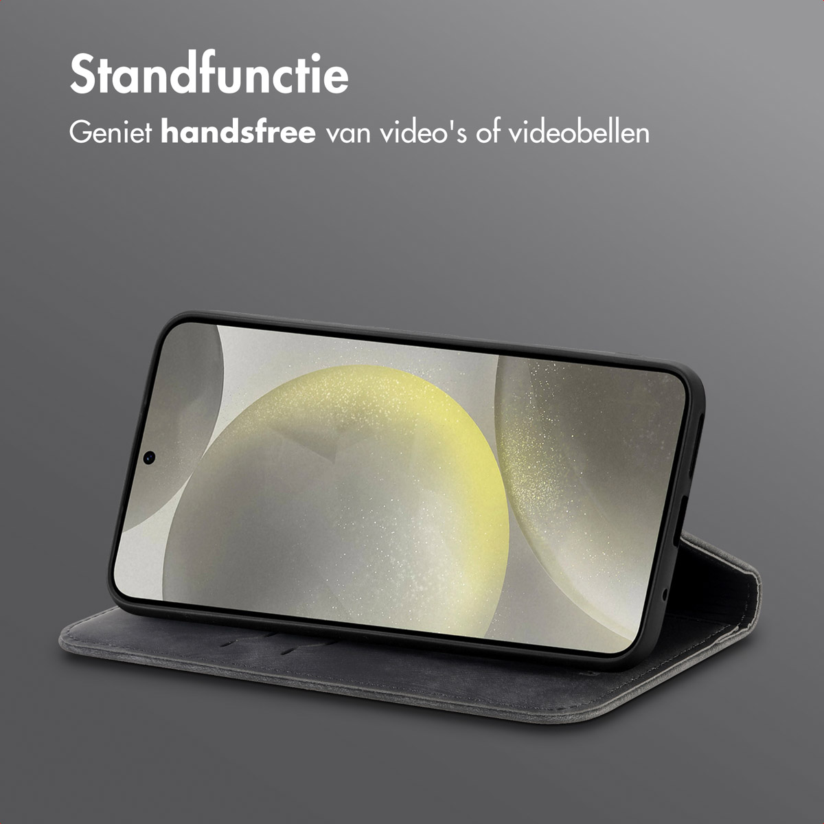 Telefoon in hoesje, omhooggezet. De telefoon heeft een lichtgekleurd scherm. De case is grijs.