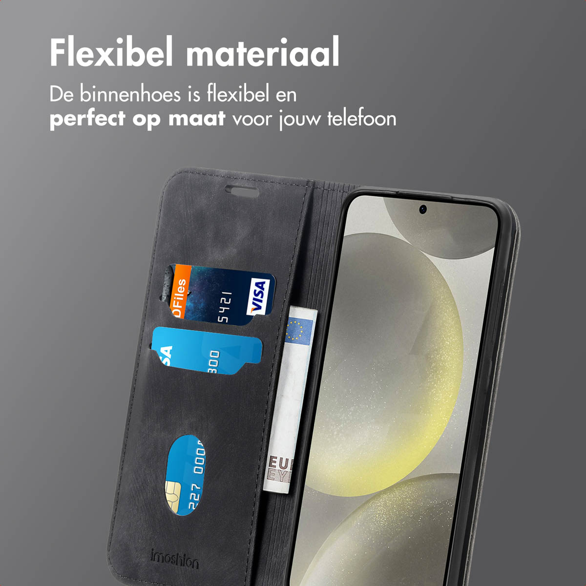 Telefoonhoesje met kaarten en geld zichtbaar. Telefoon rechts. De achtergrond is grijs.