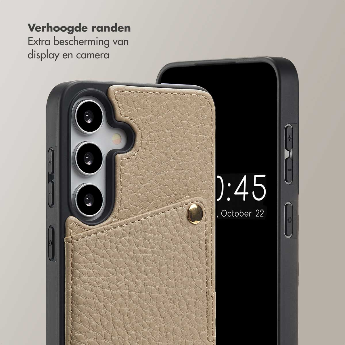 Coque de téléphone avec une texture cuir marron clair, des bords noirs et un bord surélevé pour la caméra.