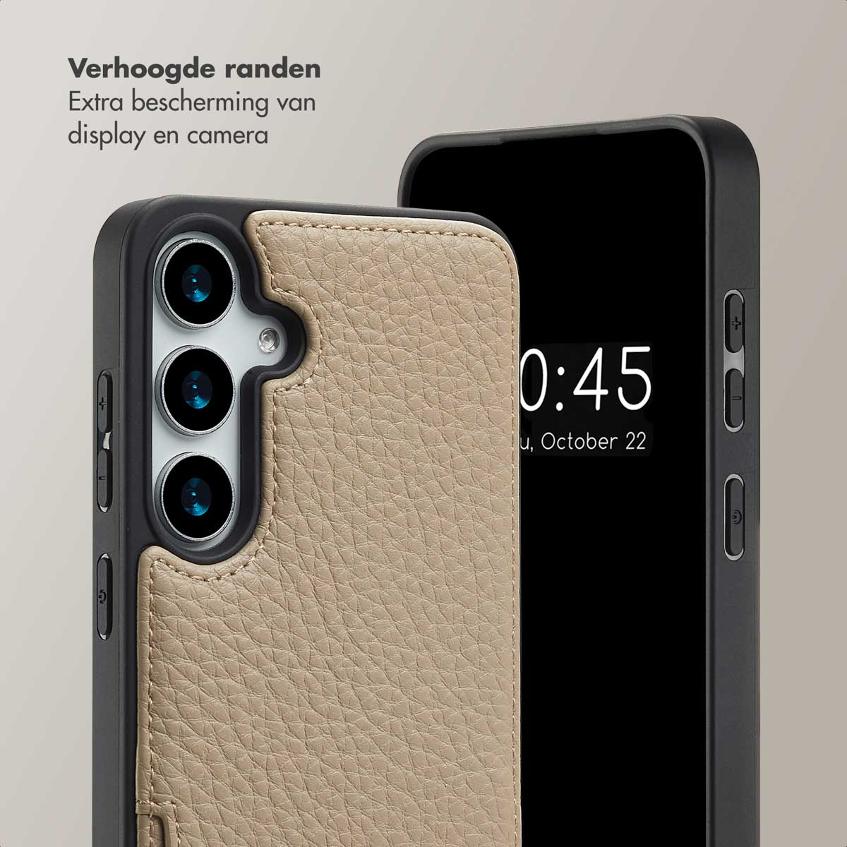 Een beige telefoonhoesje met camera en zwart scherm met tekst. De achtergrond is grijs.