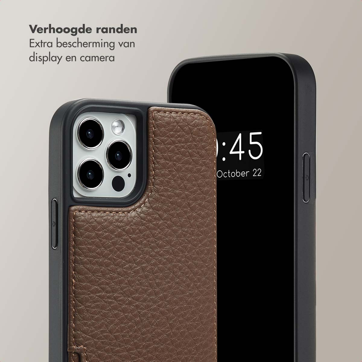Une coque de téléphone marron avec appareil photo et écran noir avec texte. Le fond est gris.
