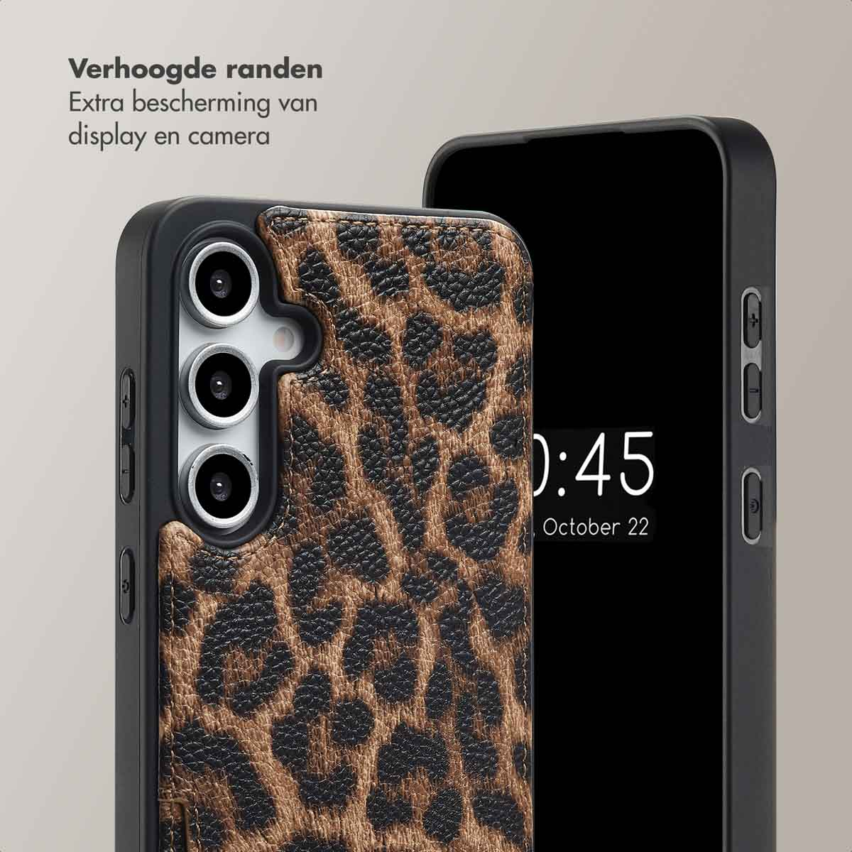 Telefoonhoesje met luipaardprint en een riem. De telefoon heeft meerdere camera's.
