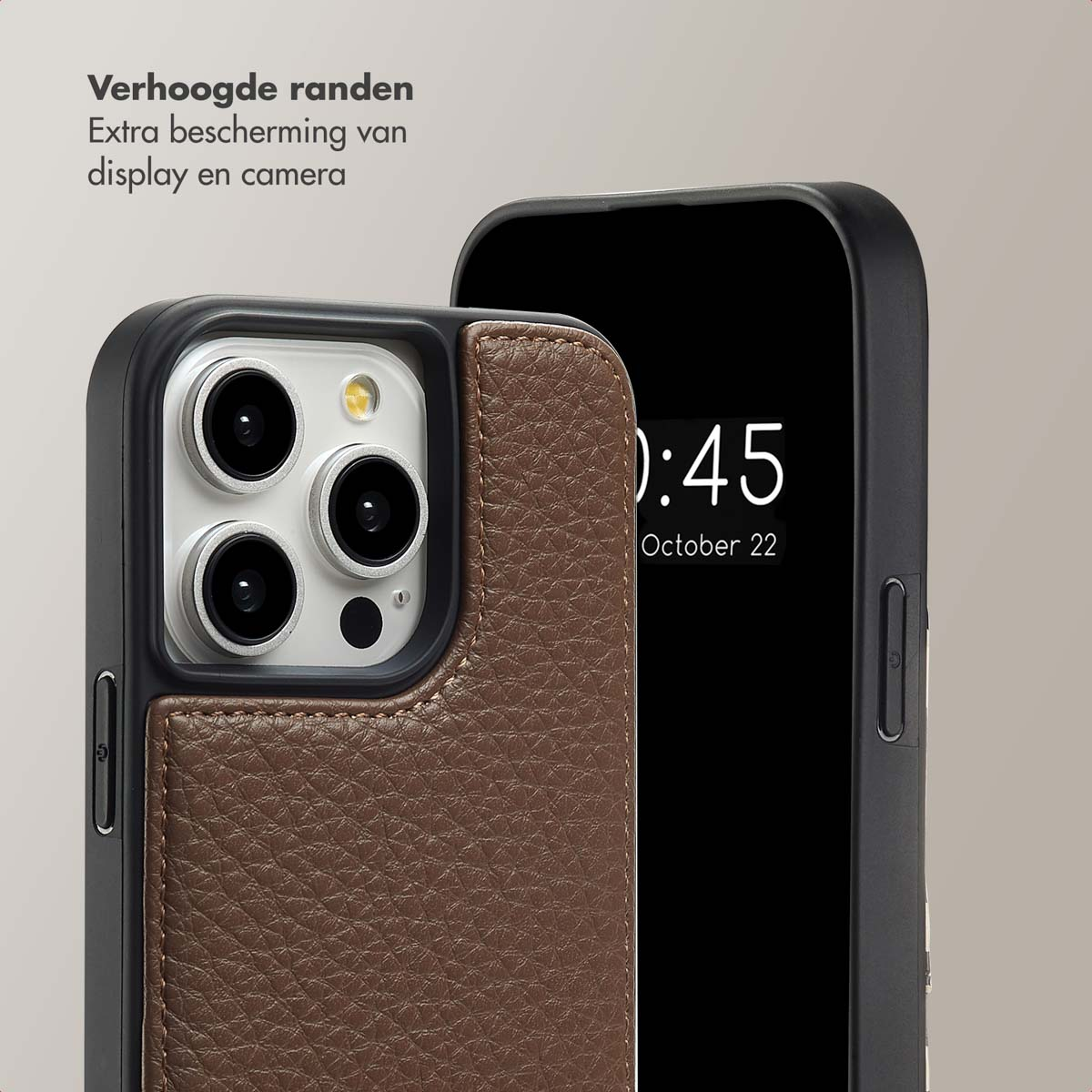 Close-up van een telefoonhoesje, bruin leer links en een zwarte telefoon rechts. De camera's zijn zichtbaar.