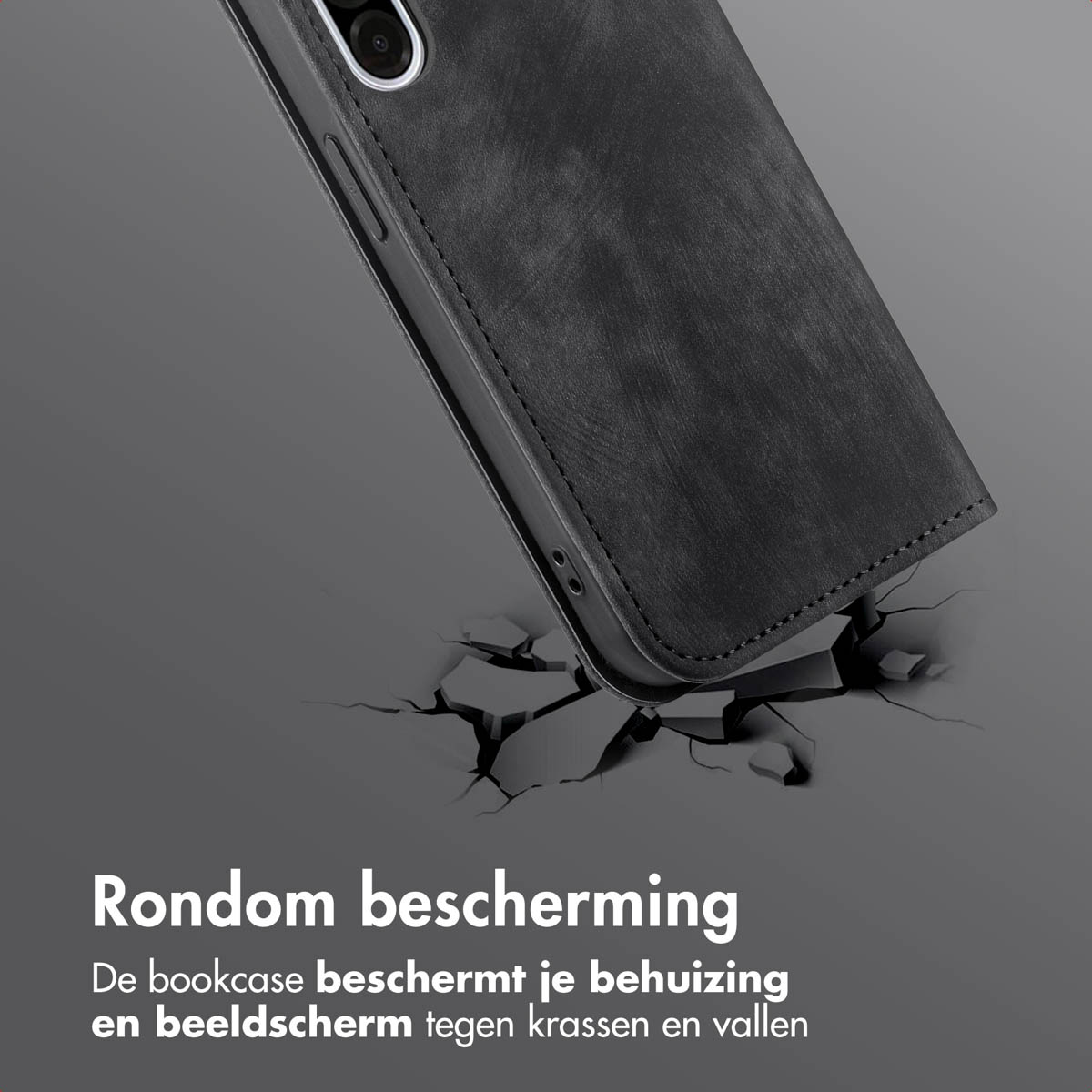 Une coque de téléphone noire. La coque a un effet de fissure. La coque est sur une surface grise.