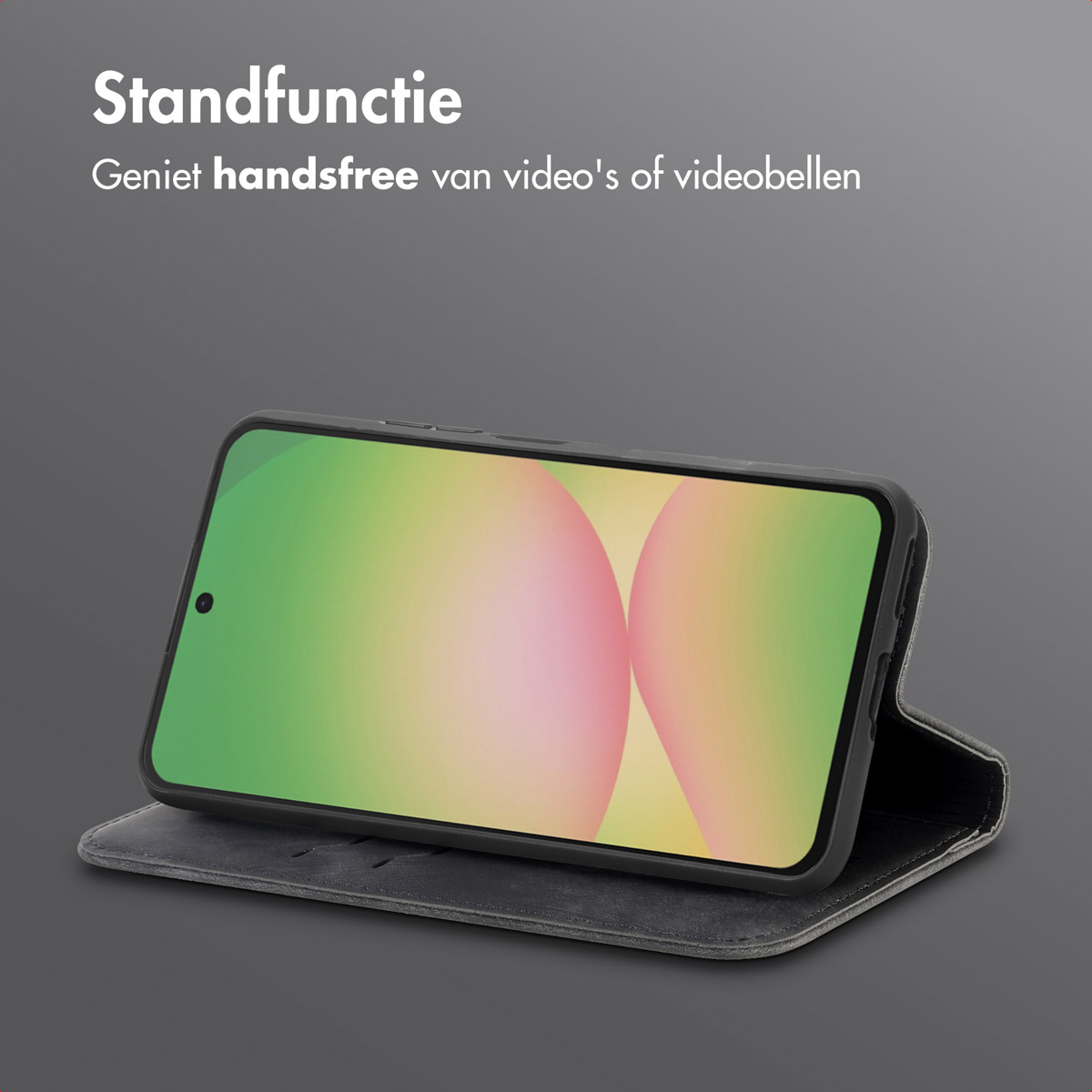 Téléphone dans un étui, ouvert et debout. L'écran affiche un dégradé rose et bleu.