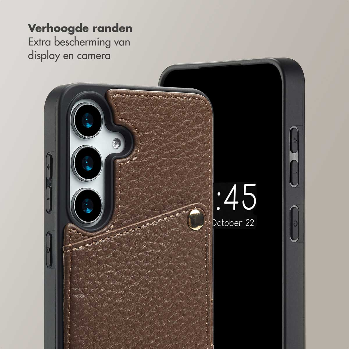 Coque de téléphone avec texture cuir marron. Téléphone à l'intérieur, affichant l'heure.