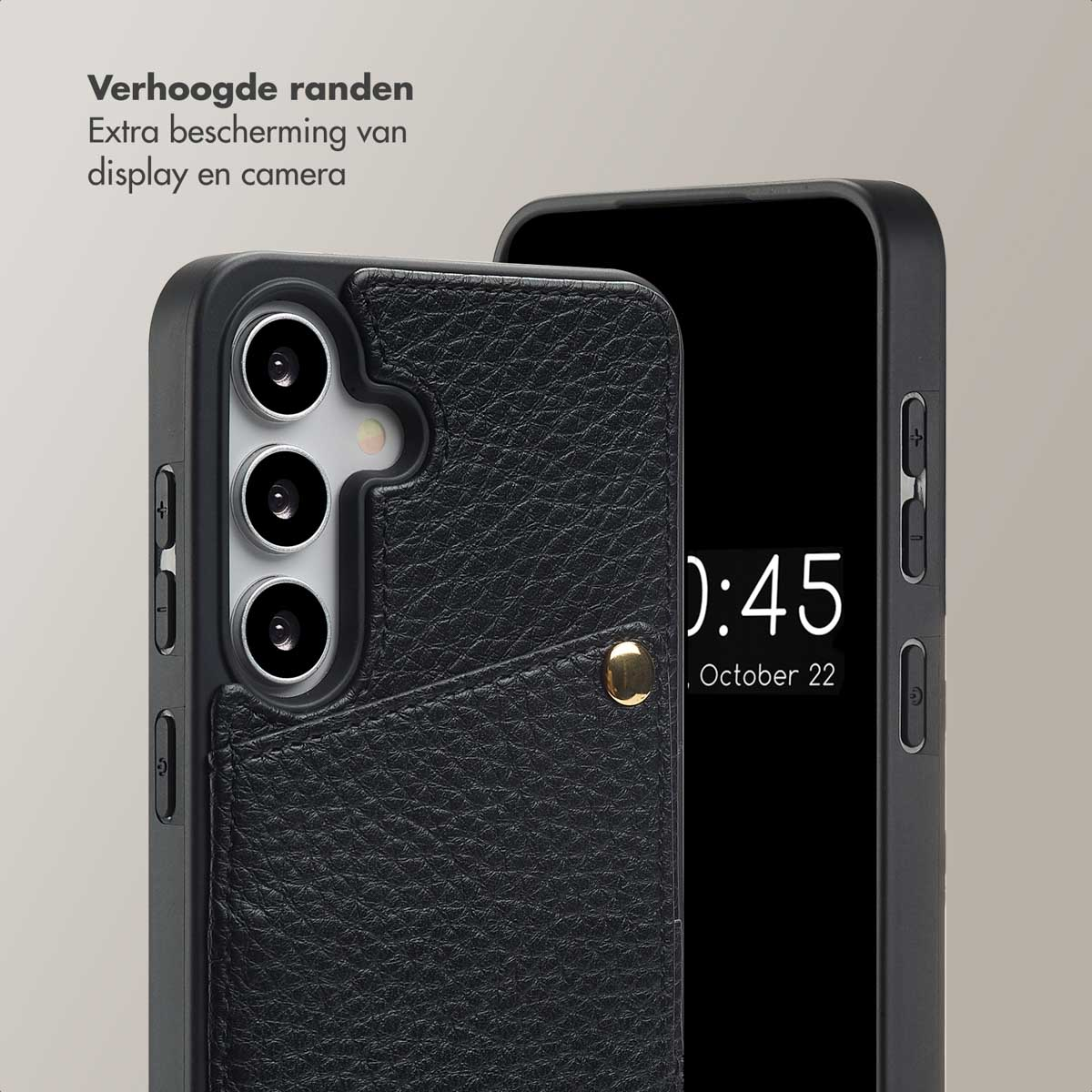 Un étui de téléphone noir avec un téléphone à l'intérieur, affichant l'heure et la date.