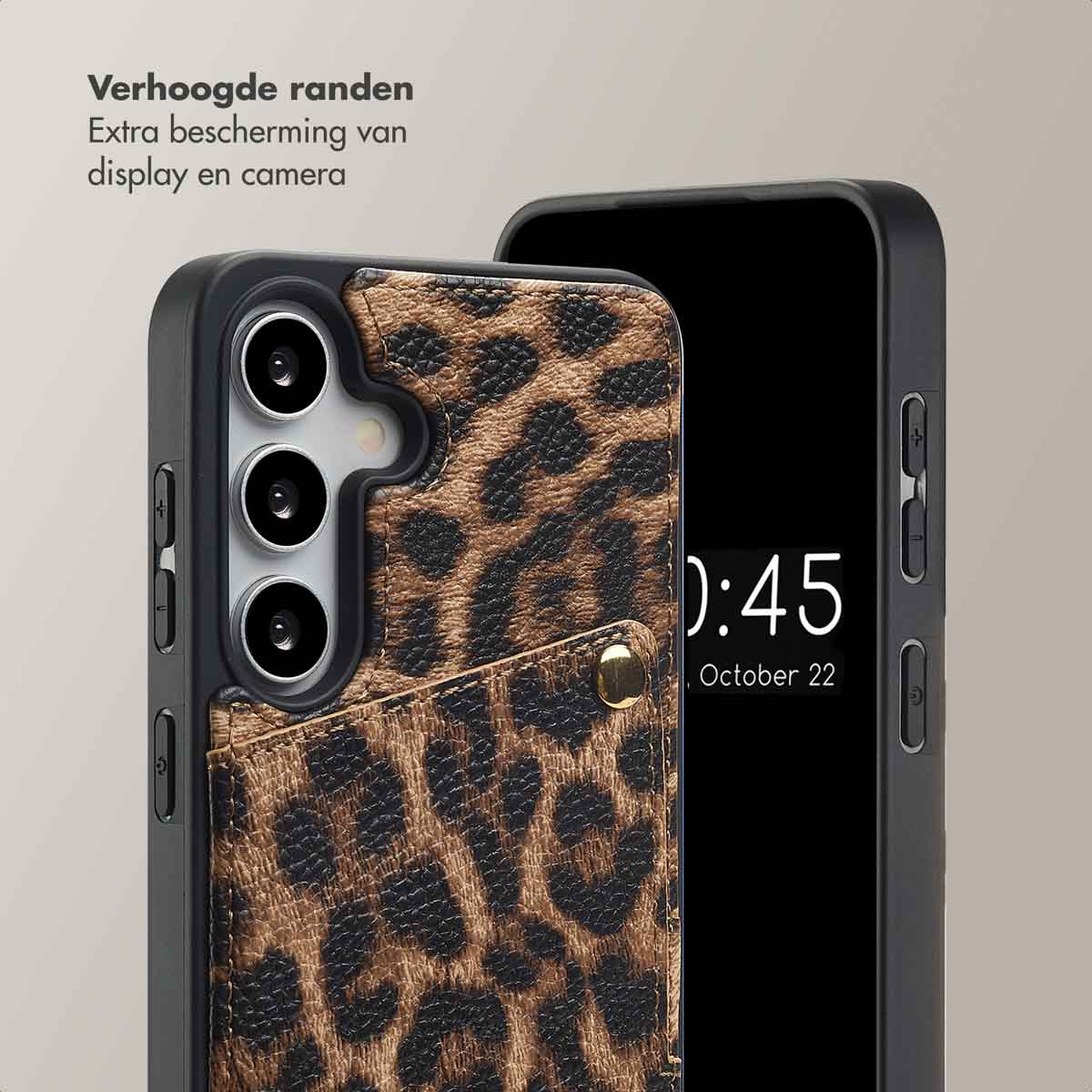 Coque de téléphone avec motif léopard et un téléphone.