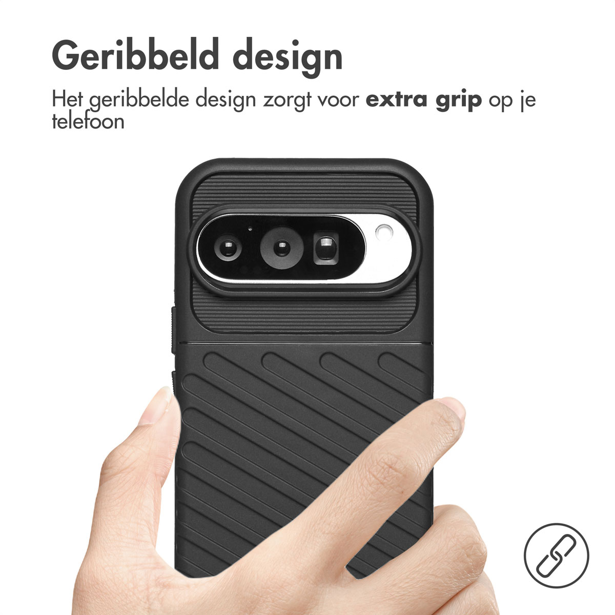Close-up van een zwarte telefoonhoes met diagonale lijnen. Een hand houdt de telefoon vast. Tekst: 'Ribbed design'.