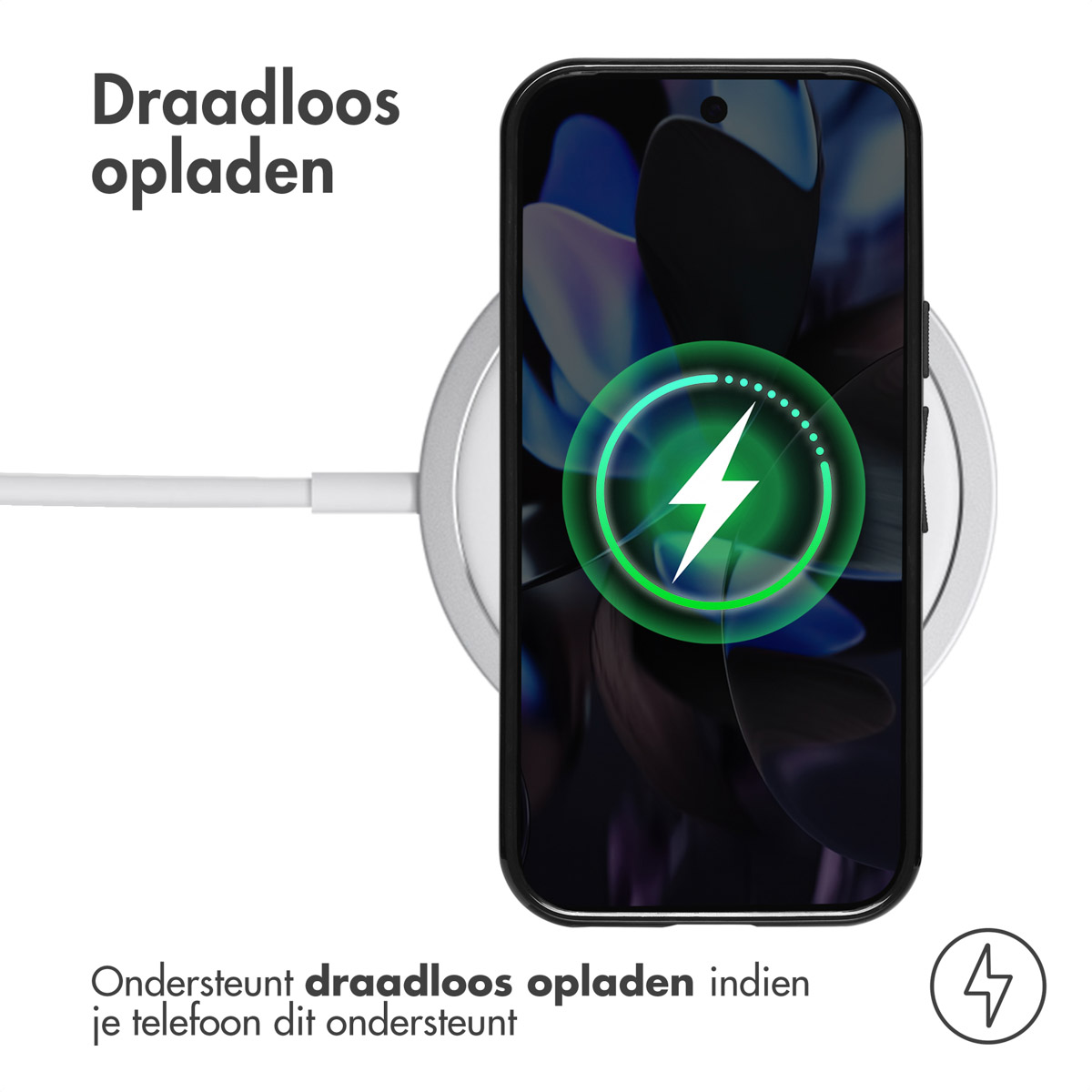 Telefoon op draadloze oplader, aan het opladen. Toont bliksem op het scherm.
