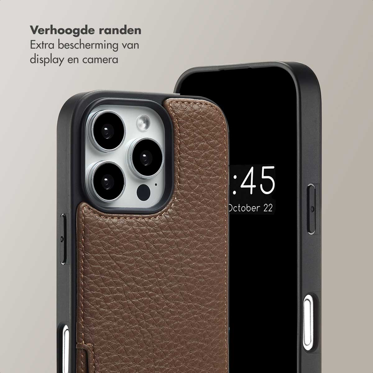 Telefoon in leren hoes, toont de tijd. De hoes heeft een bruine leertextuur.