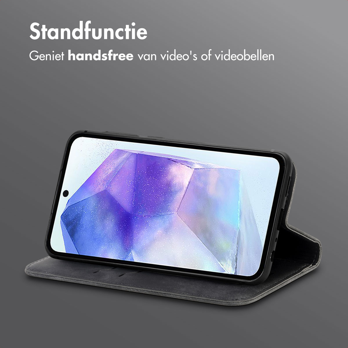 Téléphone dans un étui, ouvert. Le téléphone repose sur l'étui ouvert.