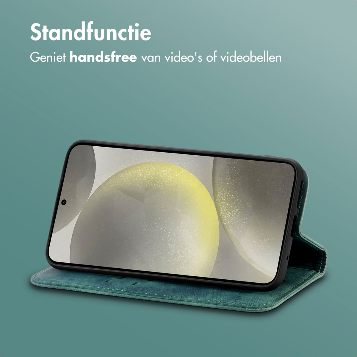 Een telefoon in een teal hoesje, omhooggeklapt. Het scherm toont een video. Tekst zegt 'Standfunctie'.