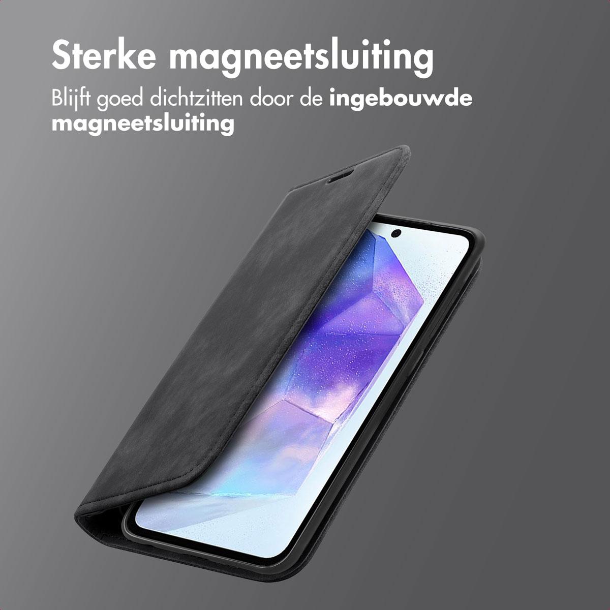 Een zwarte telefoonhoes open, waardoor een telefoonscherm zichtbaar wordt. De hoes lijkt een magnetische sluiting te hebben.