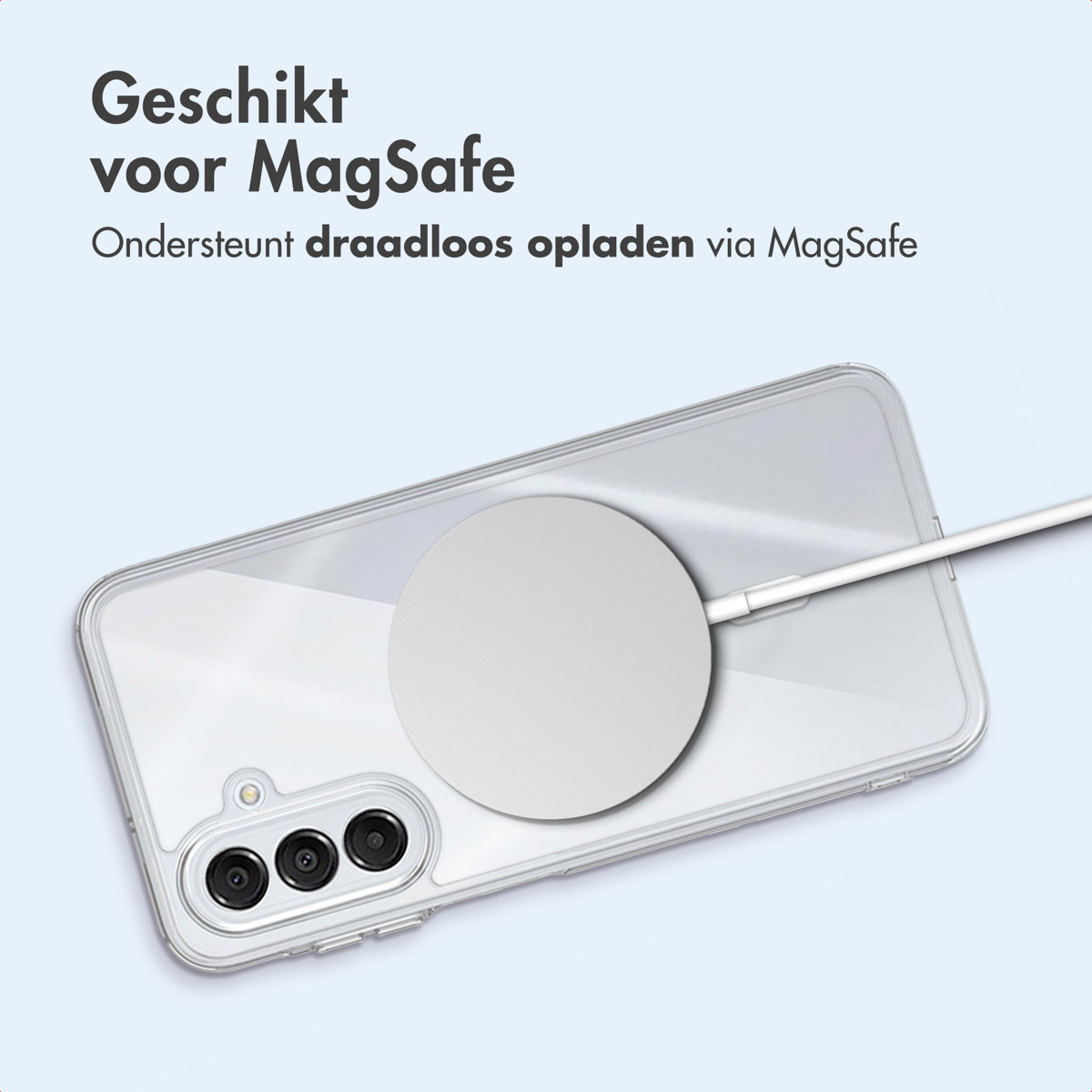 Un telefono bianco con un caricatore circolare bianco collegato al retro. È collegato un cavo di ricarica.