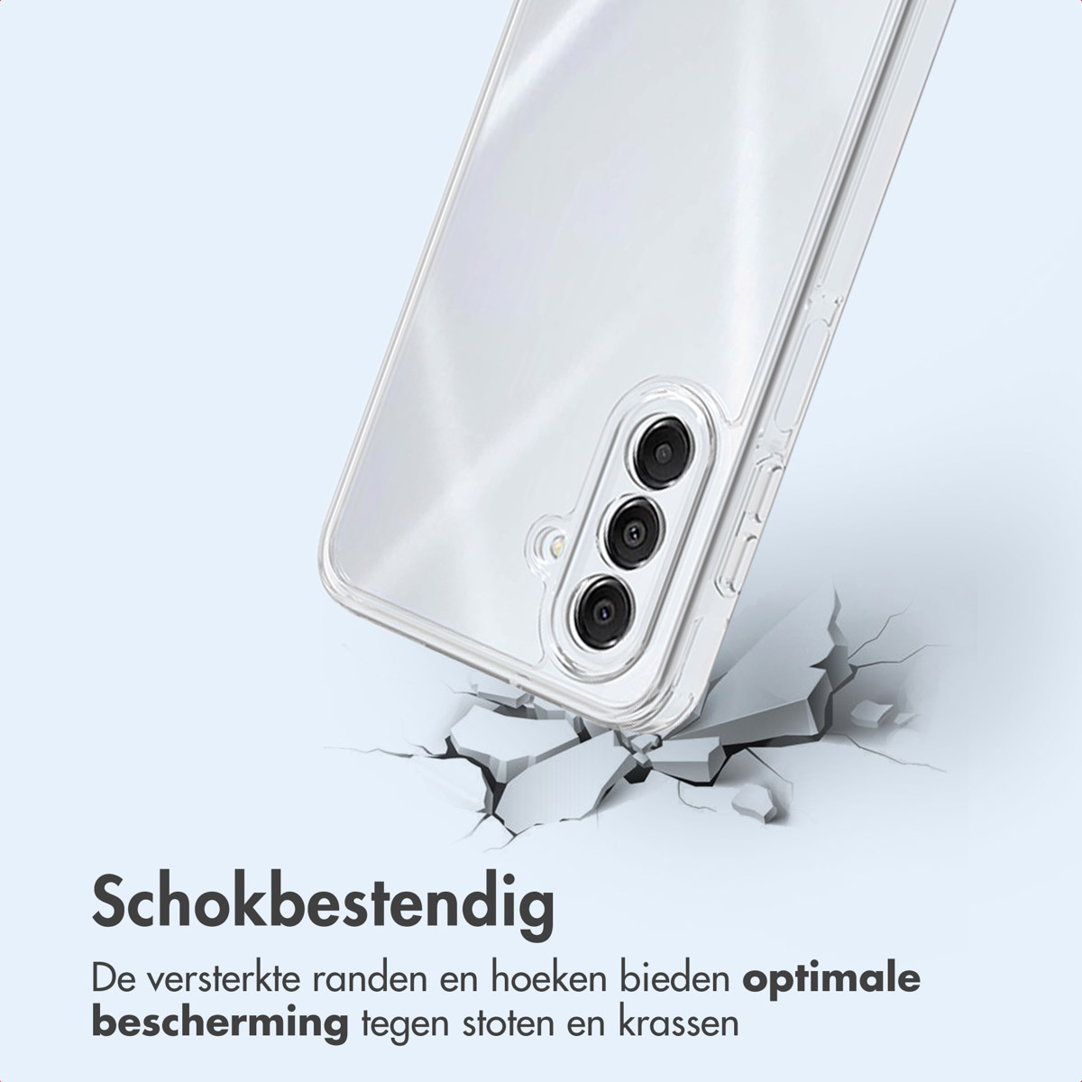 Coque de téléphone transparente posée sur une surface. La coque est fissurée et cassée. Le fond est bleu clair.