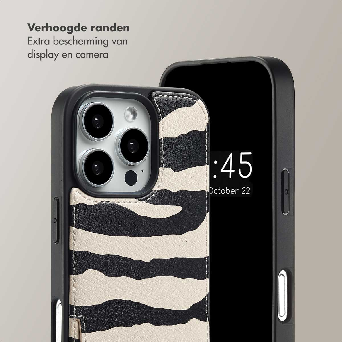 Zwarte telefoonhoes met zebraprint op een telefoon. De hoes heeft verhoogde randen voor scherm- en camerabescherming.