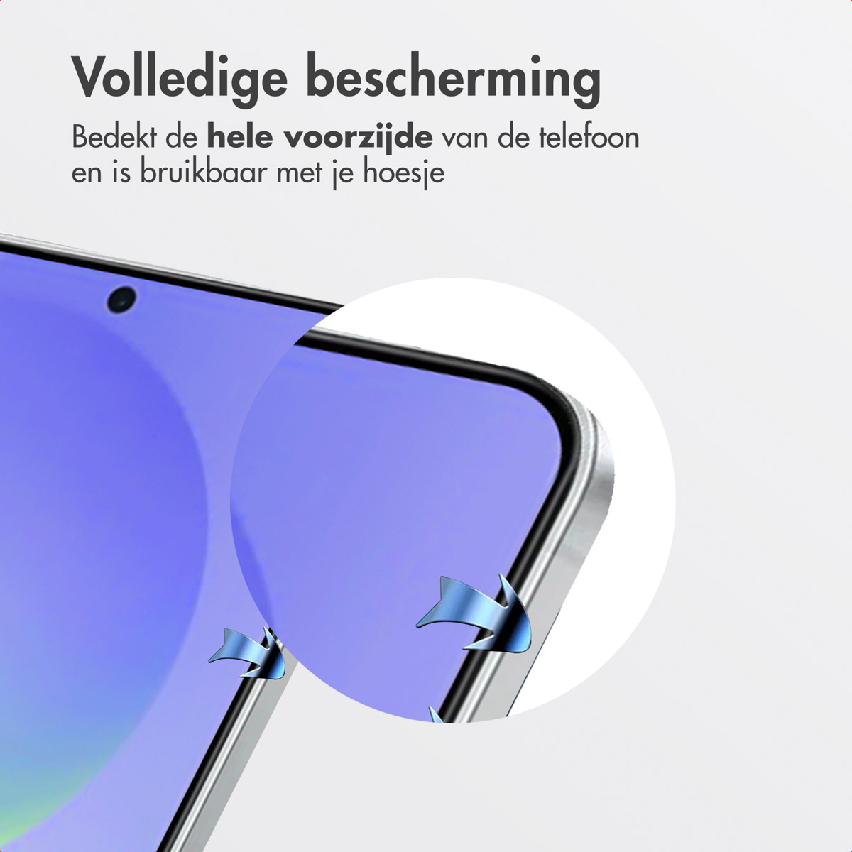 Primo piano di un telefono con schermo blu. Testo: Protezione completa. Copre l'intera parte anteriore del telefono.