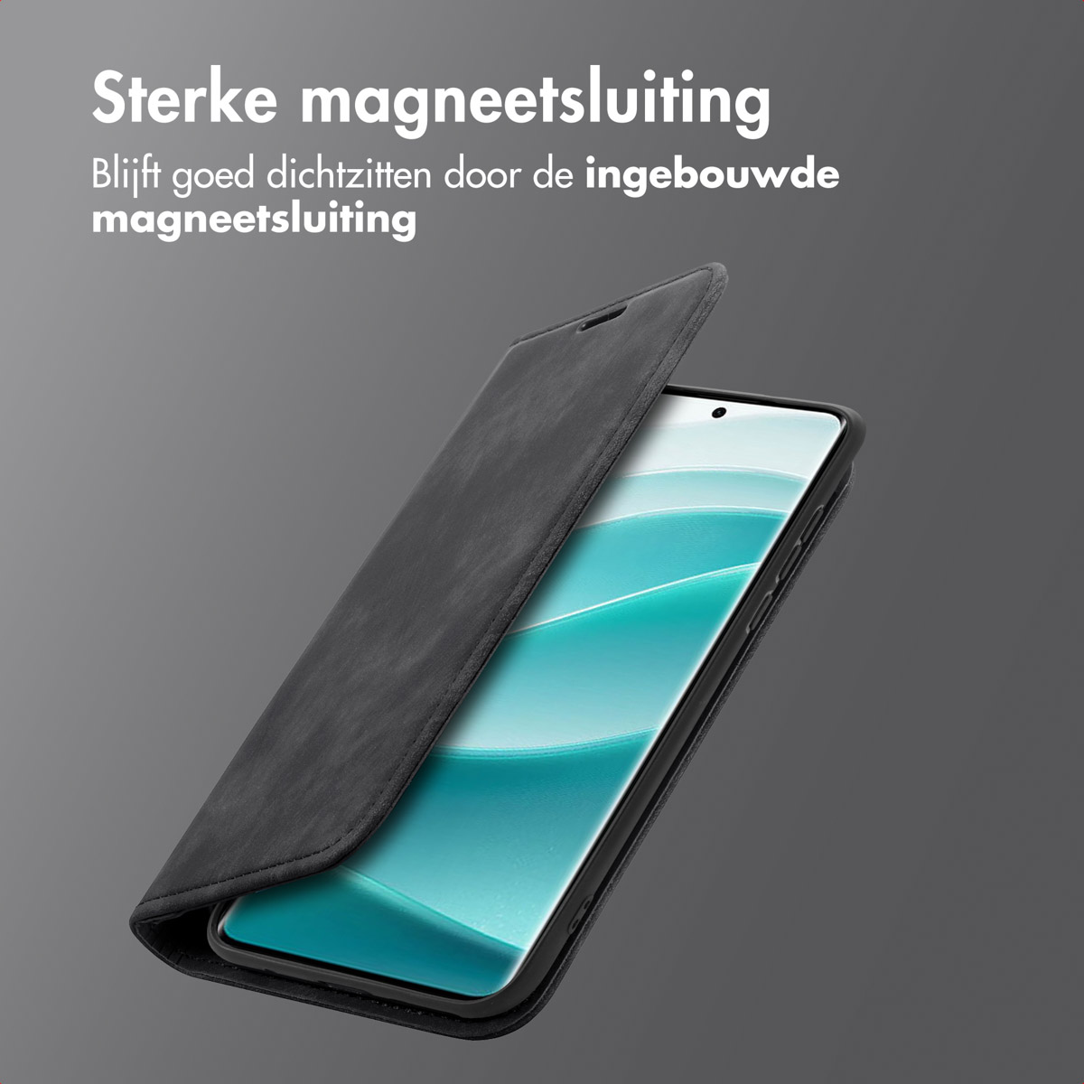 Een zwarte telefoonhoes met een magnetische sluiting, op wit.