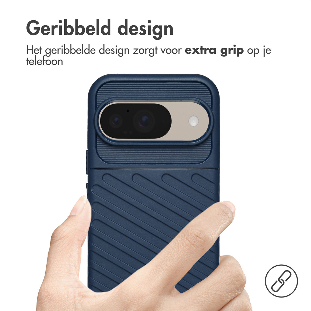 Mano che tiene una custodia per telefono blu scuro con linee strutturate. La custodia è su un telefono.