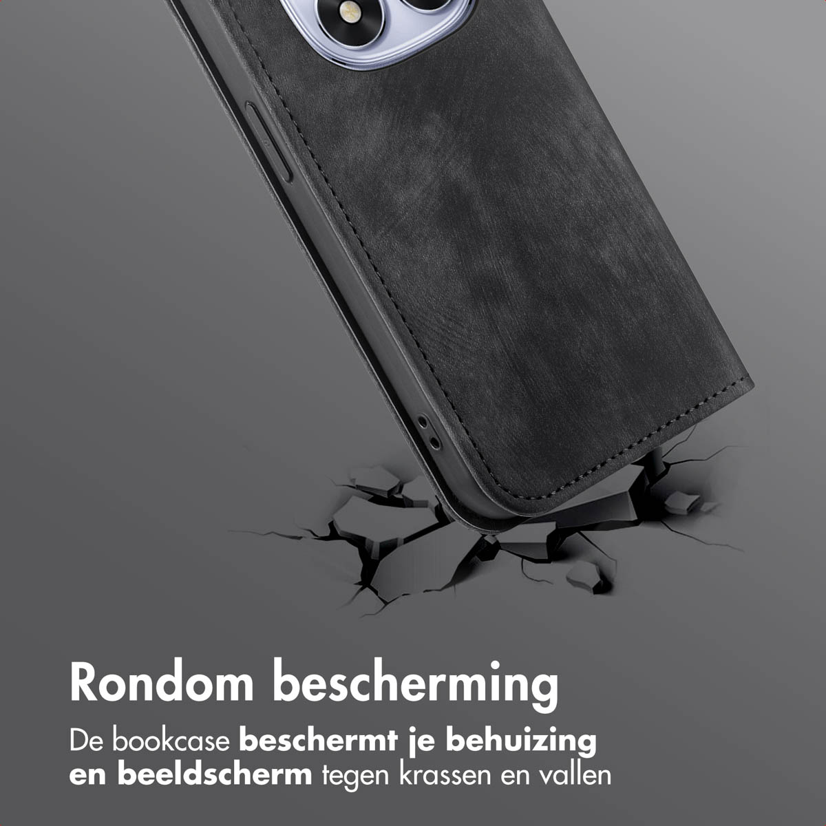 Zwarte leren telefoonhoes op een grijs oppervlak, met scheuren eromheen. Tekst onderaan.