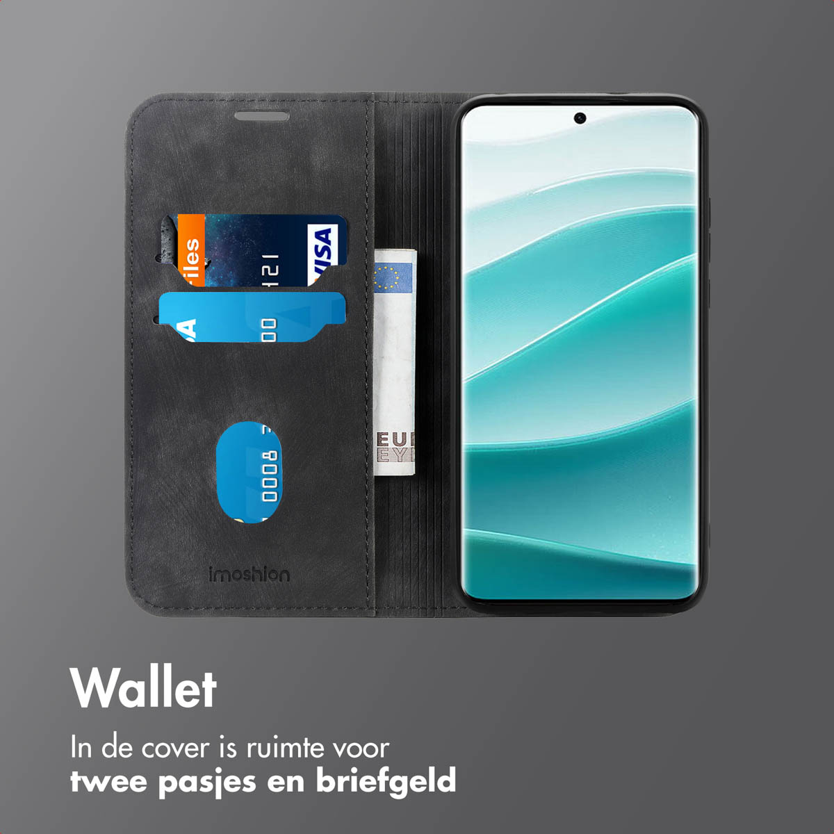 Een telefoonhoesje in portemonnee-stijl met kaarten en contant geld erin, en een telefoon aan de rechterkant. Donkergrijze achtergrond.