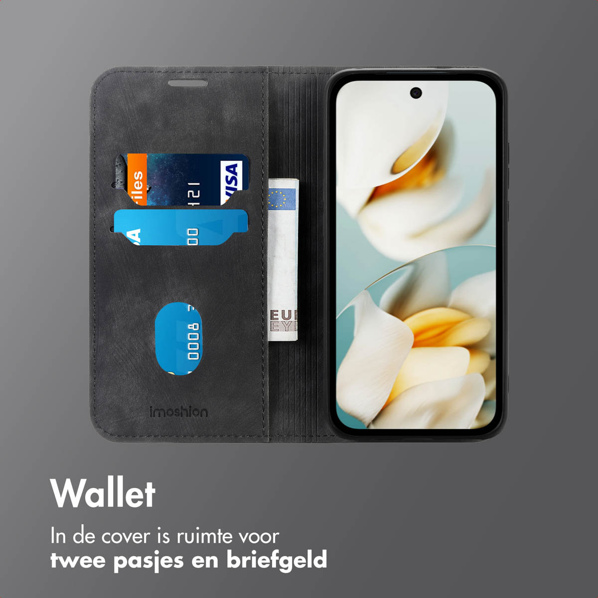 Una custodia a portafoglio con carte e denaro all'interno. La custodia è su sfondo grigio.