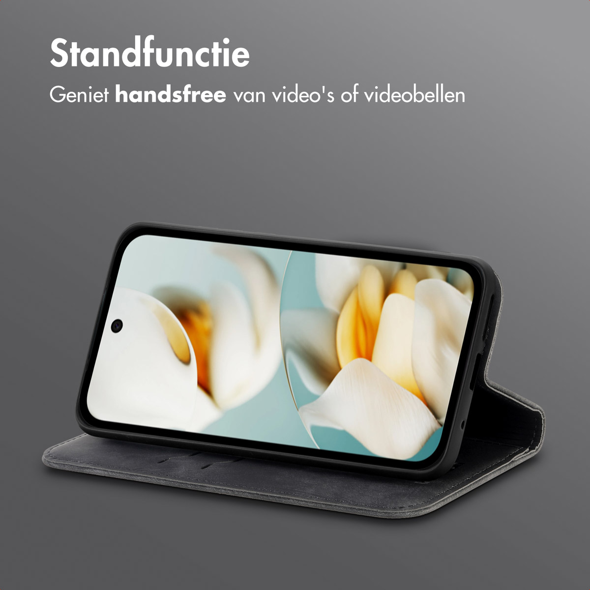 Telefono in una custodia grigio scuro, in modalità orizzontale. Testo: 'Standfunctie'. Lo schermo del telefono mostra fiori.