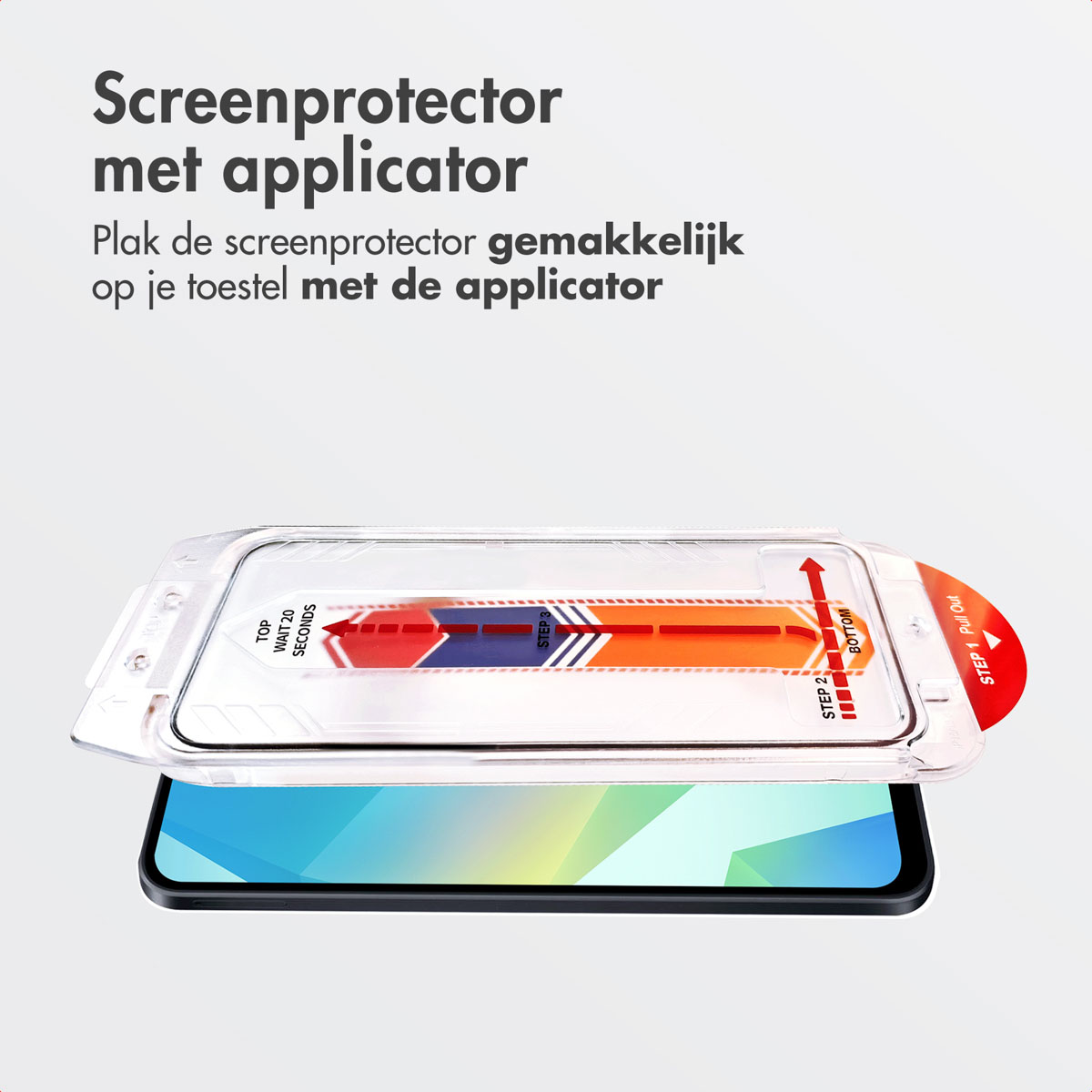 Telefoon en protector. Een doorzichtige plastic applicator staat boven de telefoon. Het scherm is veelkleurig.
