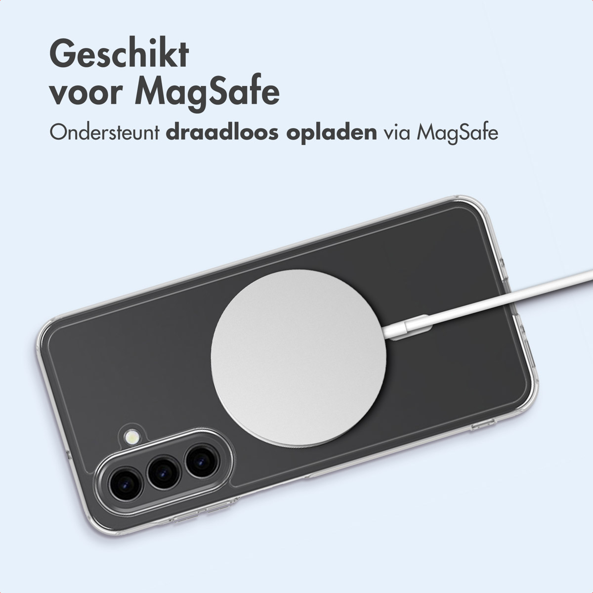 Une coque de téléphone transparente avec un socle de chargement blanc. Un câble de chargement est connecté au socle.