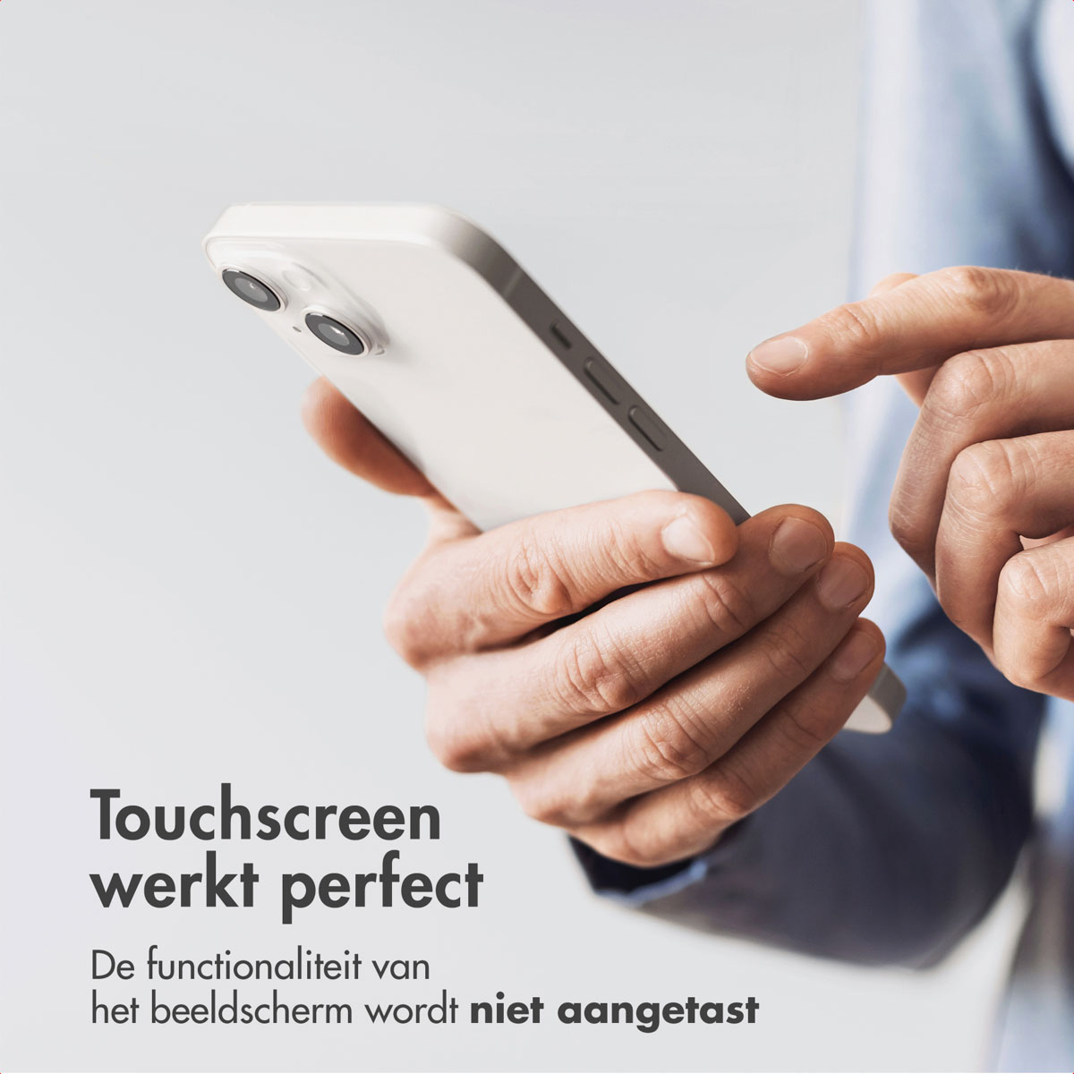 Une personne tenant un smartphone blanc, pointant vers l'écran. Texte : L'écran tactile fonctionne parfaitement.