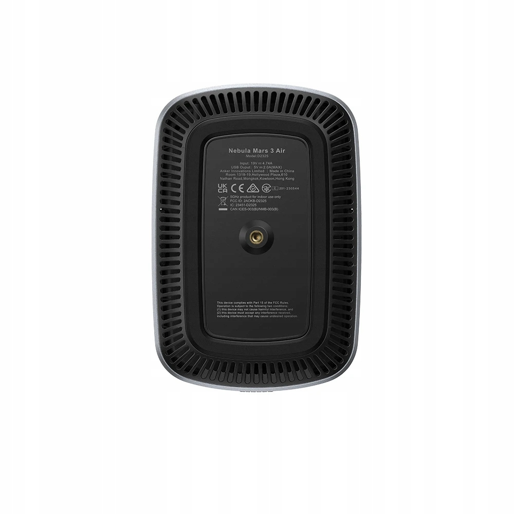 Spód projektora z siatką otworów. Ma tekst i otwór montażowy pośrodku.