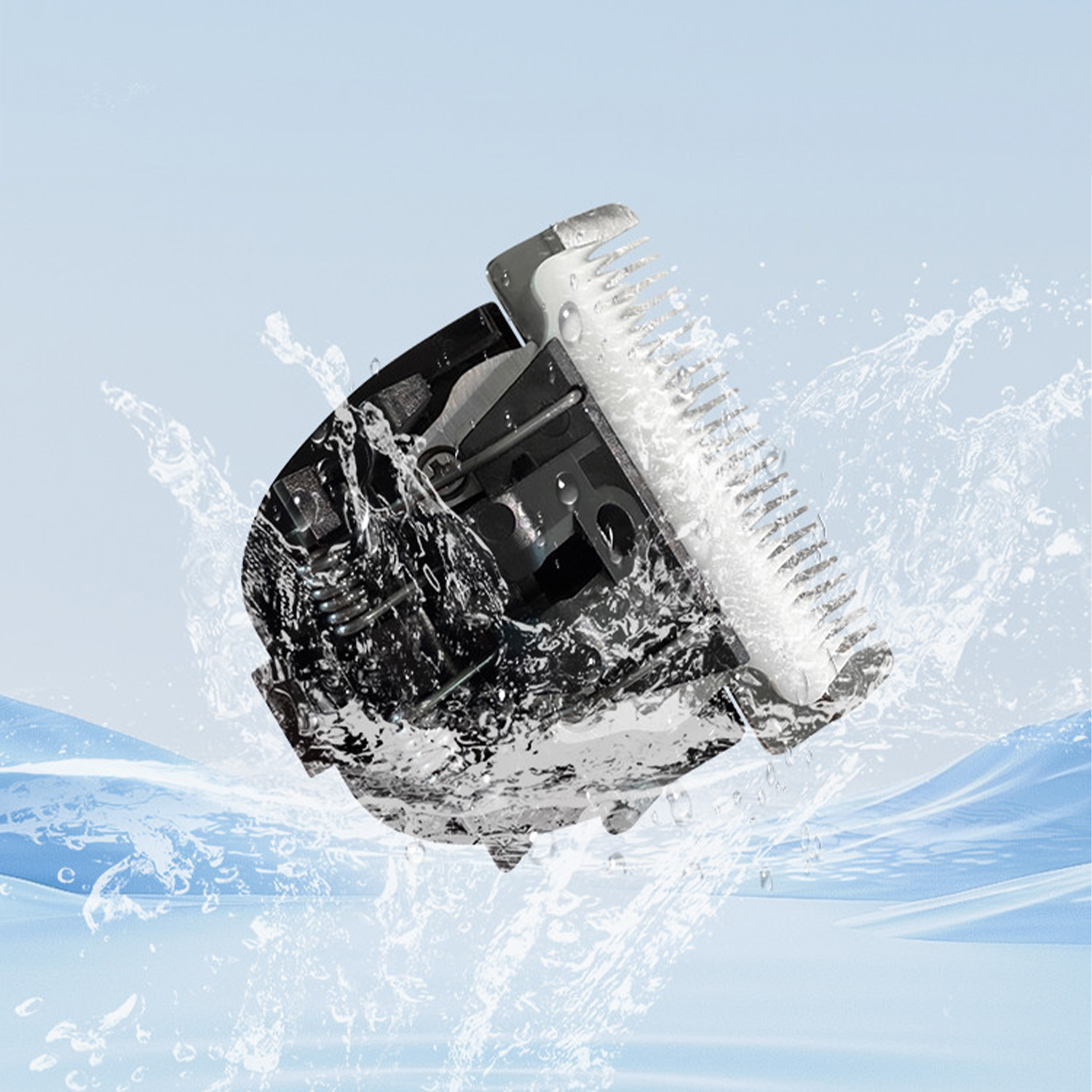 Ein Gerät im Wasser wird gezeigt. Es ist ein schwarz-weißer Clipper mit spritzendem Wasser darum herum.